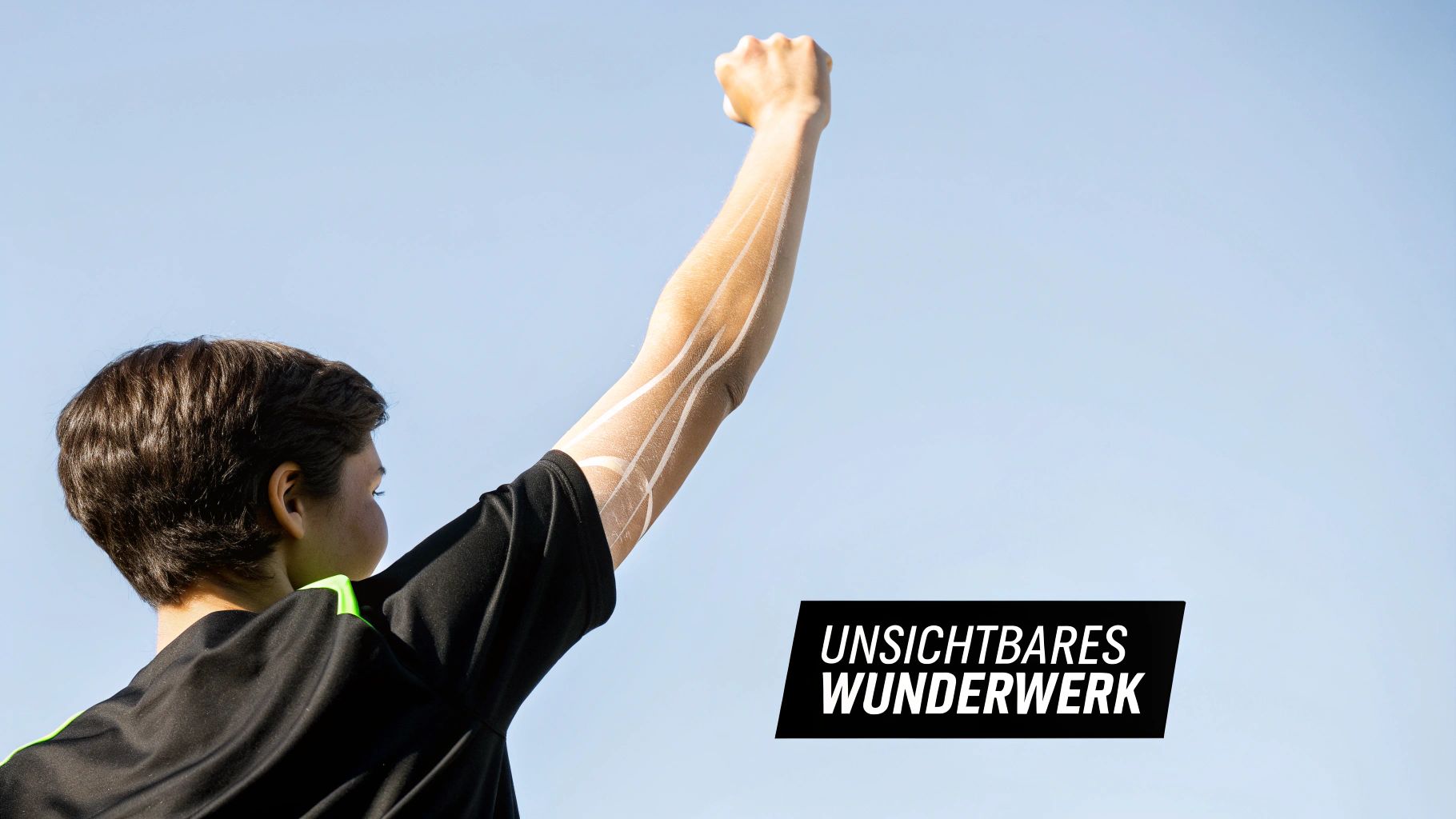 Junge Person von hinten mit erhobenem Arm und Faust, weiße Linien symbolisieren Muskeln vor blauem Himmel.