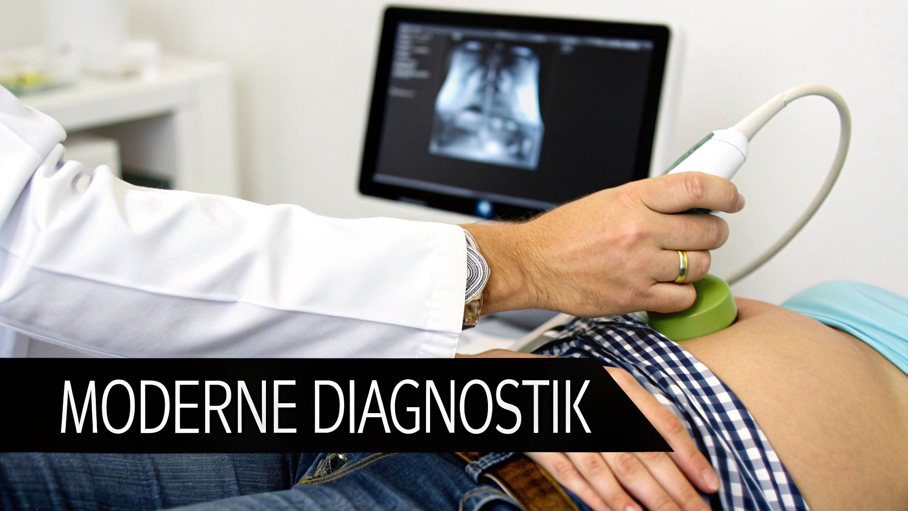 Ein Arzt zeigt einem Patienten Bilder auf einem Tablet, vermutlich von einem CT- oder MRT-Scan.