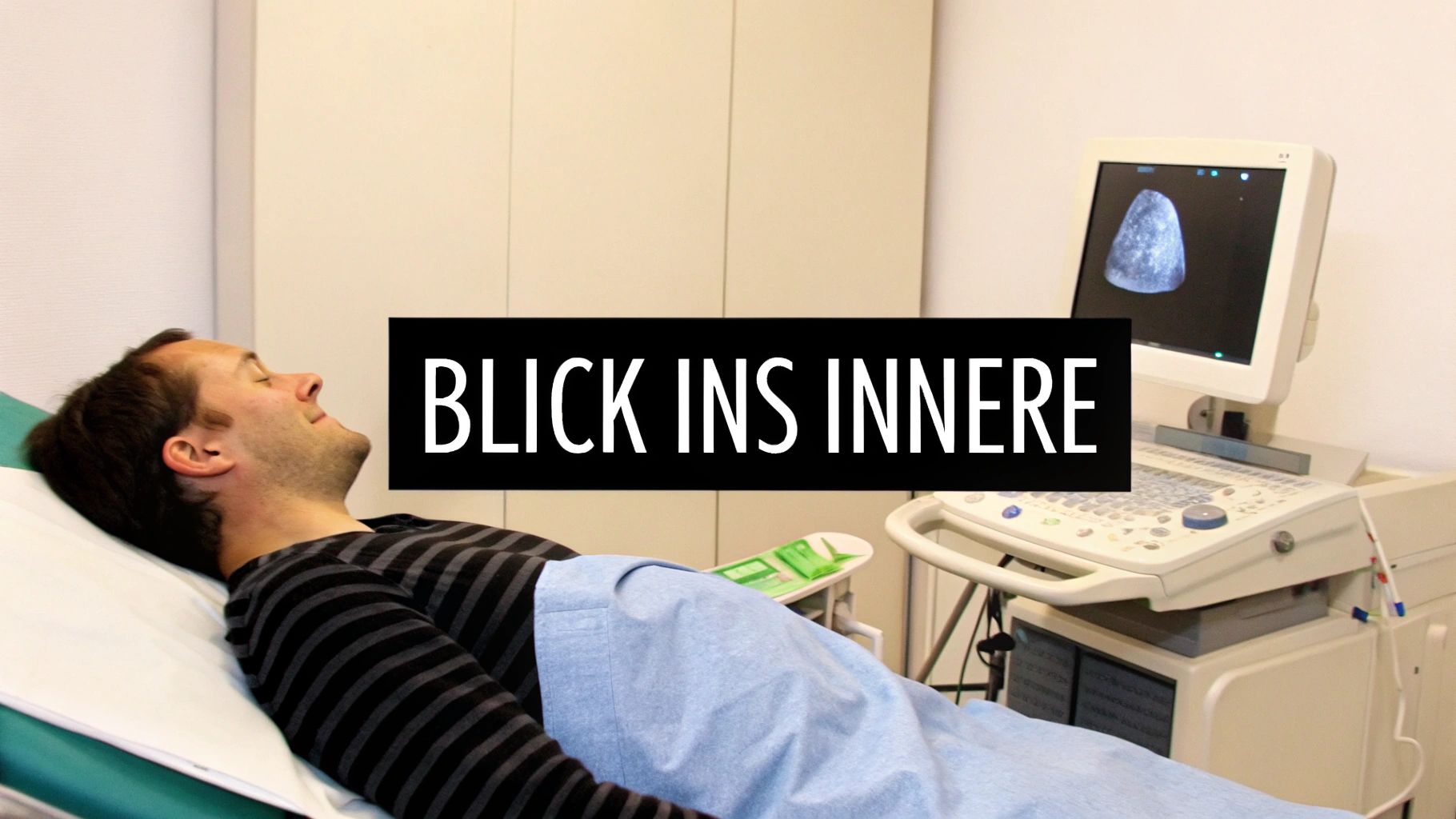 Ein Mann liegt auf einer Untersuchungsliege, daneben ein Ultraschallgerät mit einem Bild auf dem Bildschirm.