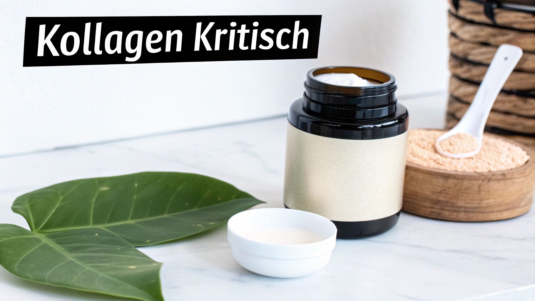 Eine Nahaufnahme von Kollagenpulver in einem Glas und einer Holzschale, mit Flüssigkeit und grünen Blättern auf einem Marmortisch.