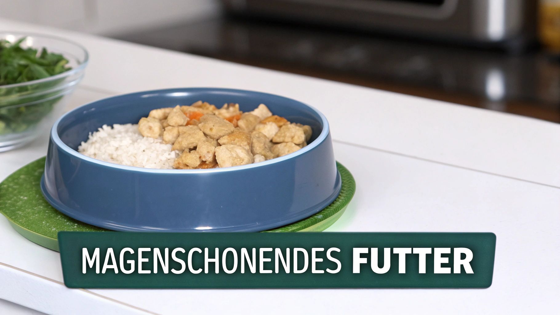 Zutaten für Hundefutter liegen auf einem Holztisch.