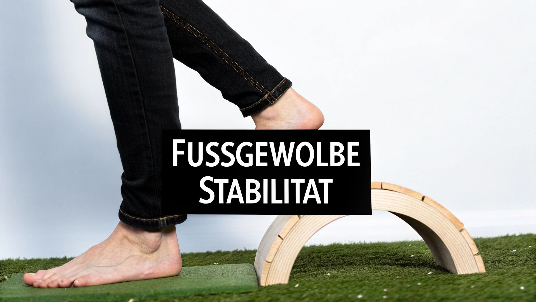 Eine detaillierte anatomische Illustration, die das Längs- und Quergewölbe des menschlichen Fußes zeigt, mit Hervorhebung der unterstützenden Muskeln und Bänder.