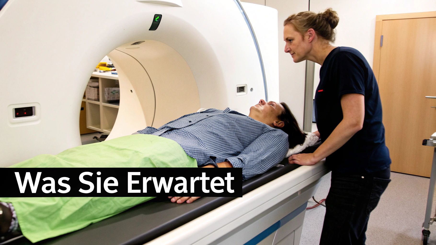 Eine Patientin liegt im CT- oder MRT-Scanner, während eine medizinische Fachkraft sie betreut.