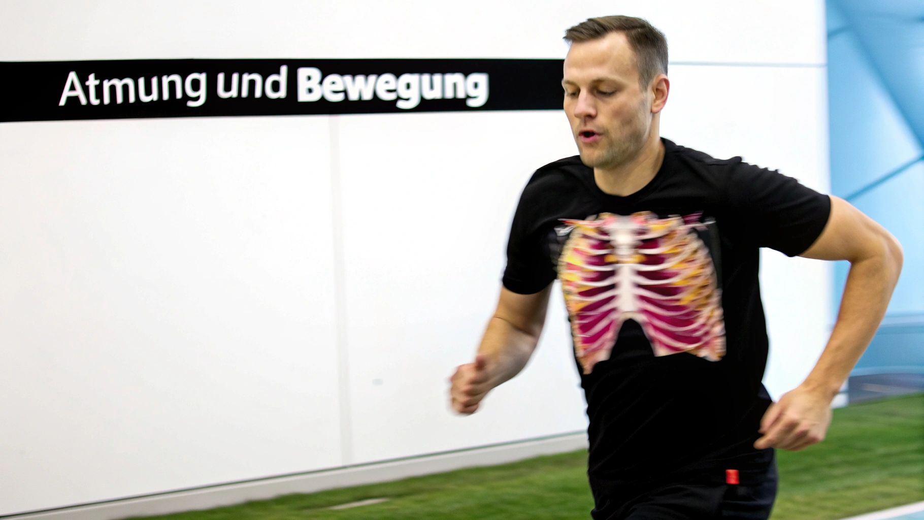 Ein Mann in einem T-Shirt mit Rippen-Print läuft, im Hintergrund steht 'Atmung und Bewegung'.
