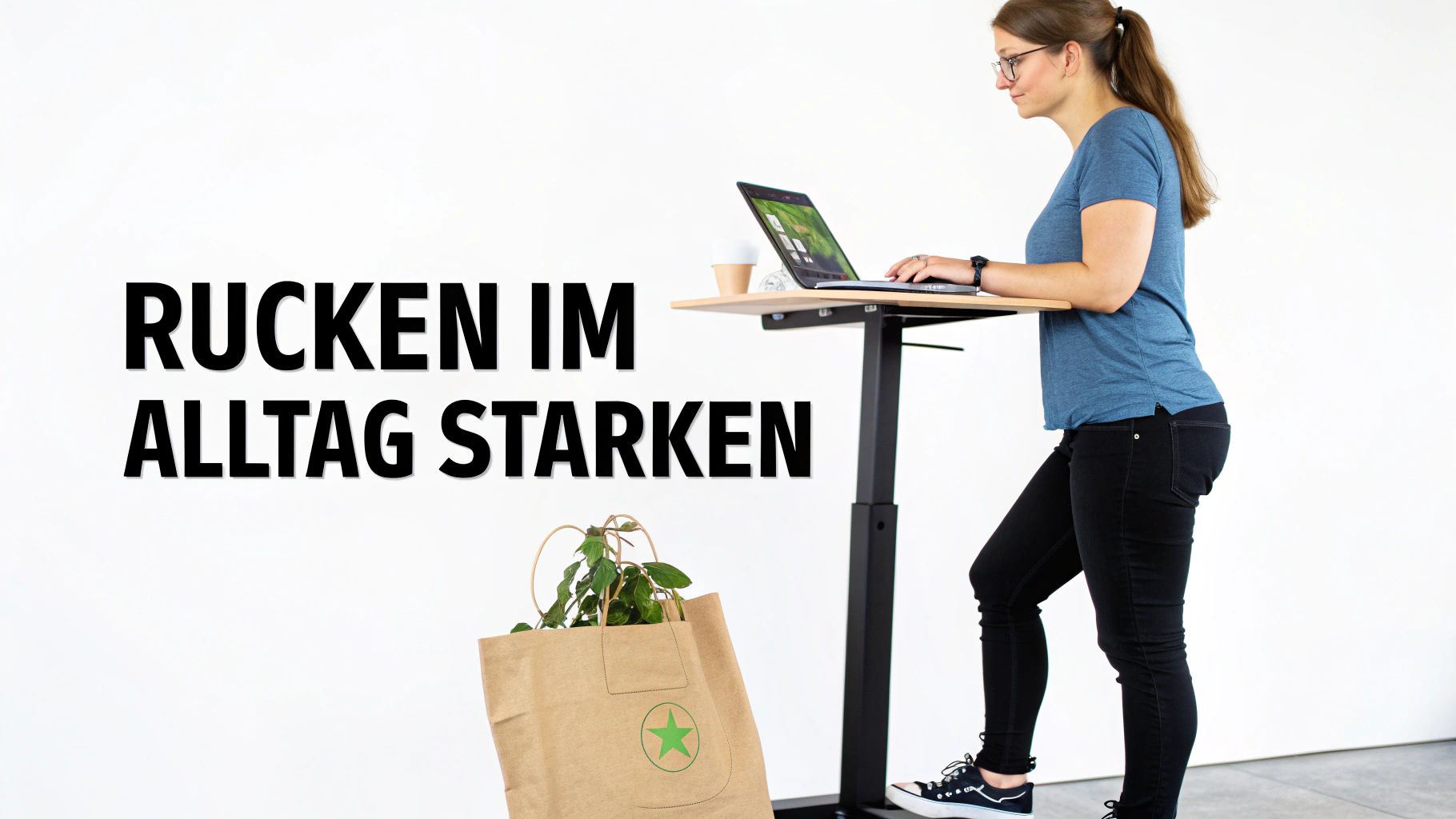 Eine junge Frau arbeitet stehend an einem höhenverstellbaren Schreibtisch an ihrem Laptop, zur Förderung der Rückengesundheit.