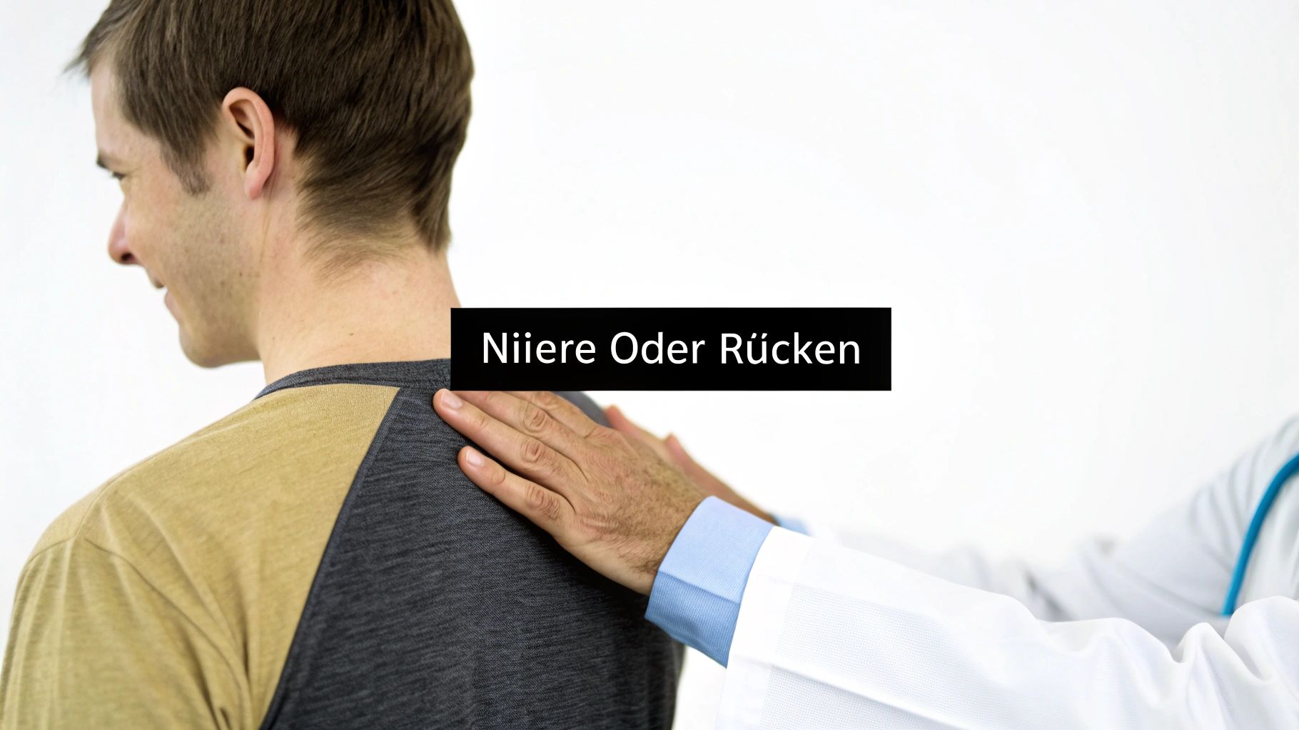 Ein Arzt berührt den oberen Rücken eines Mannes, um mögliche Nieren- oder Rückenschmerzen zu beurteilen.