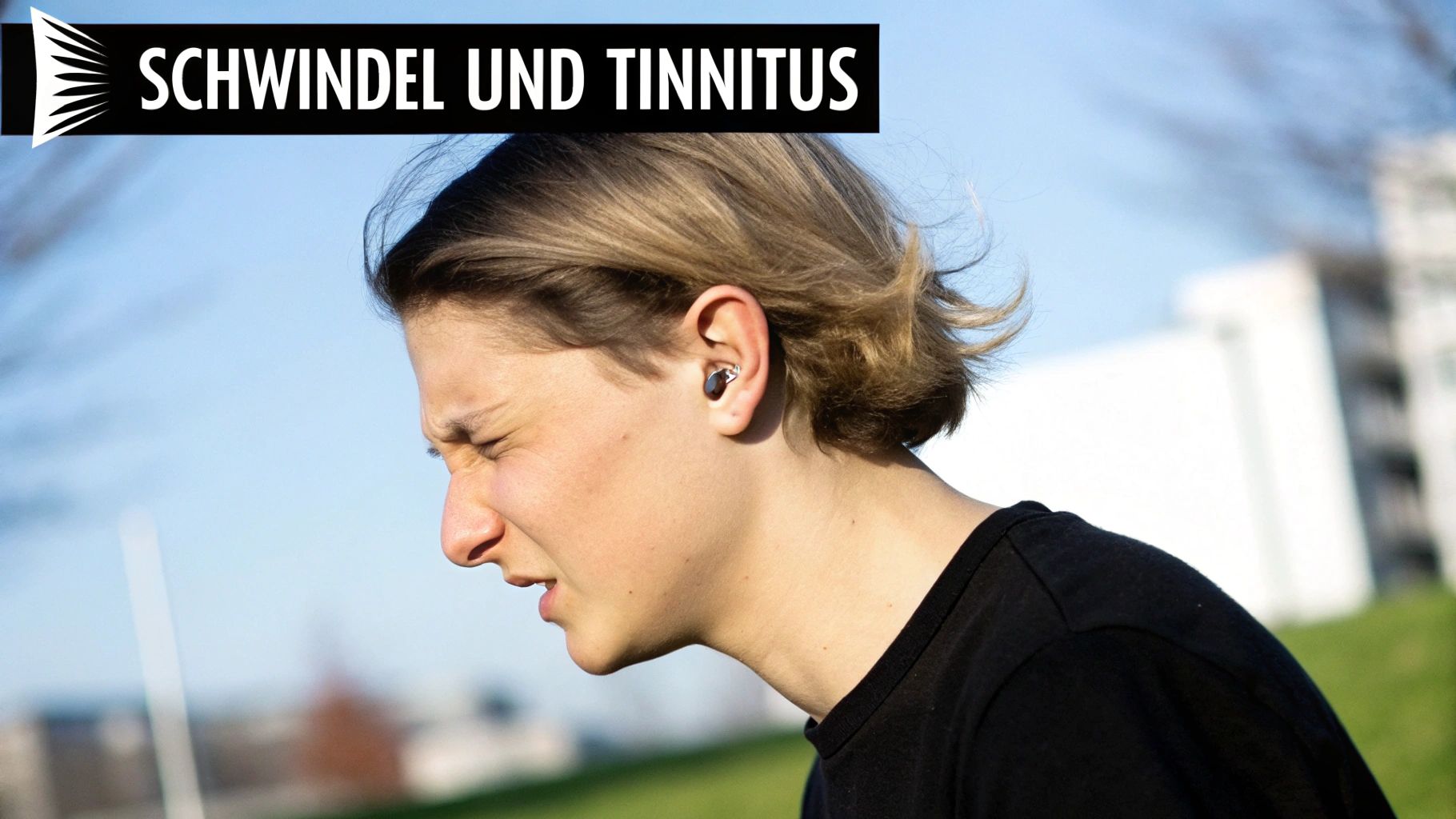 Junge Person mit gequältem Gesichtsausdruck und Ohrstöpsel, mit dem Text "Schwindel und Tinnitus".