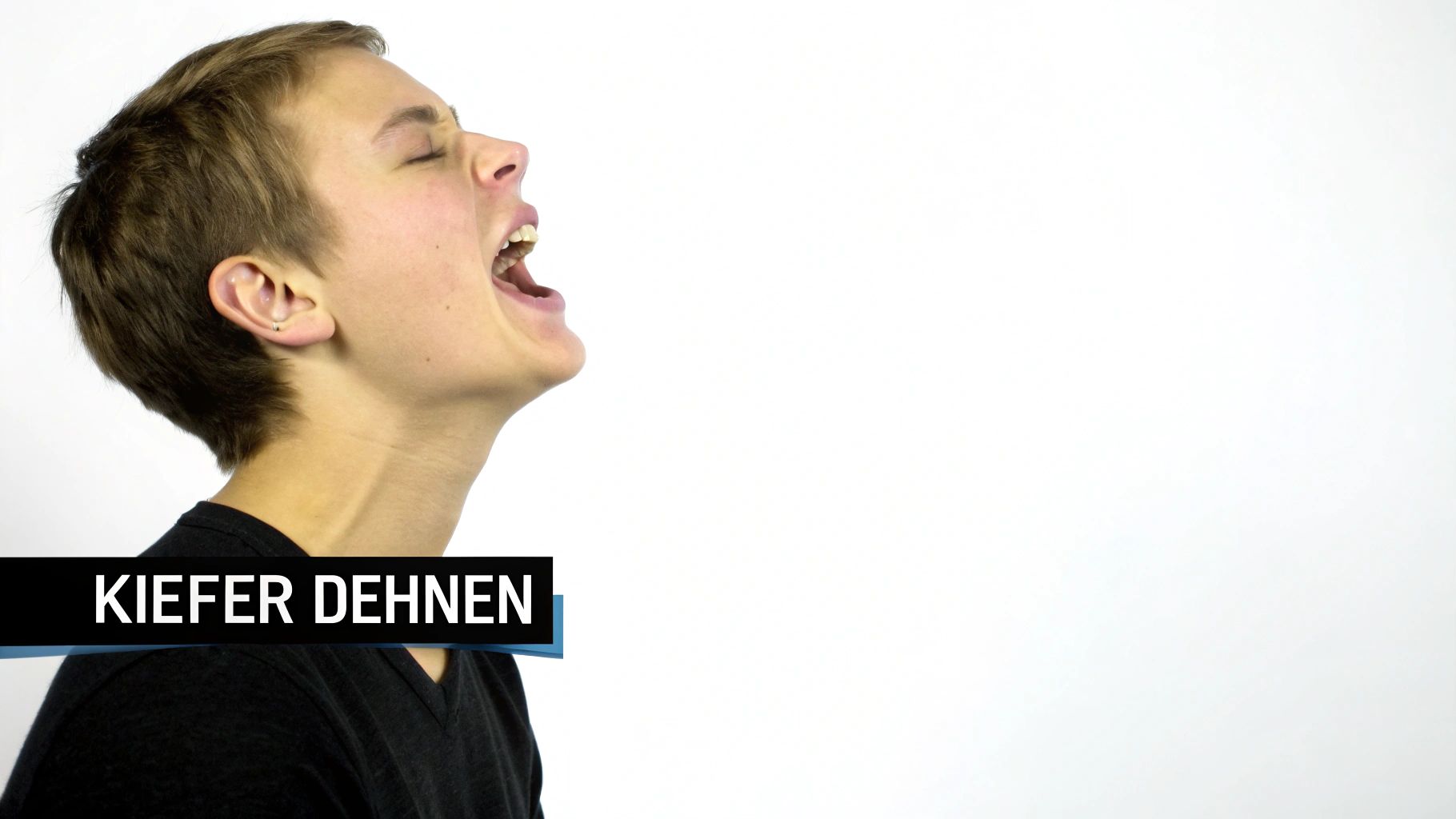 Eine junge Person dehnt ihren Kiefer mit weit geöffnetem Mund auf weißem Hintergrund, mit dem Text "KIEFER DEHNEN".