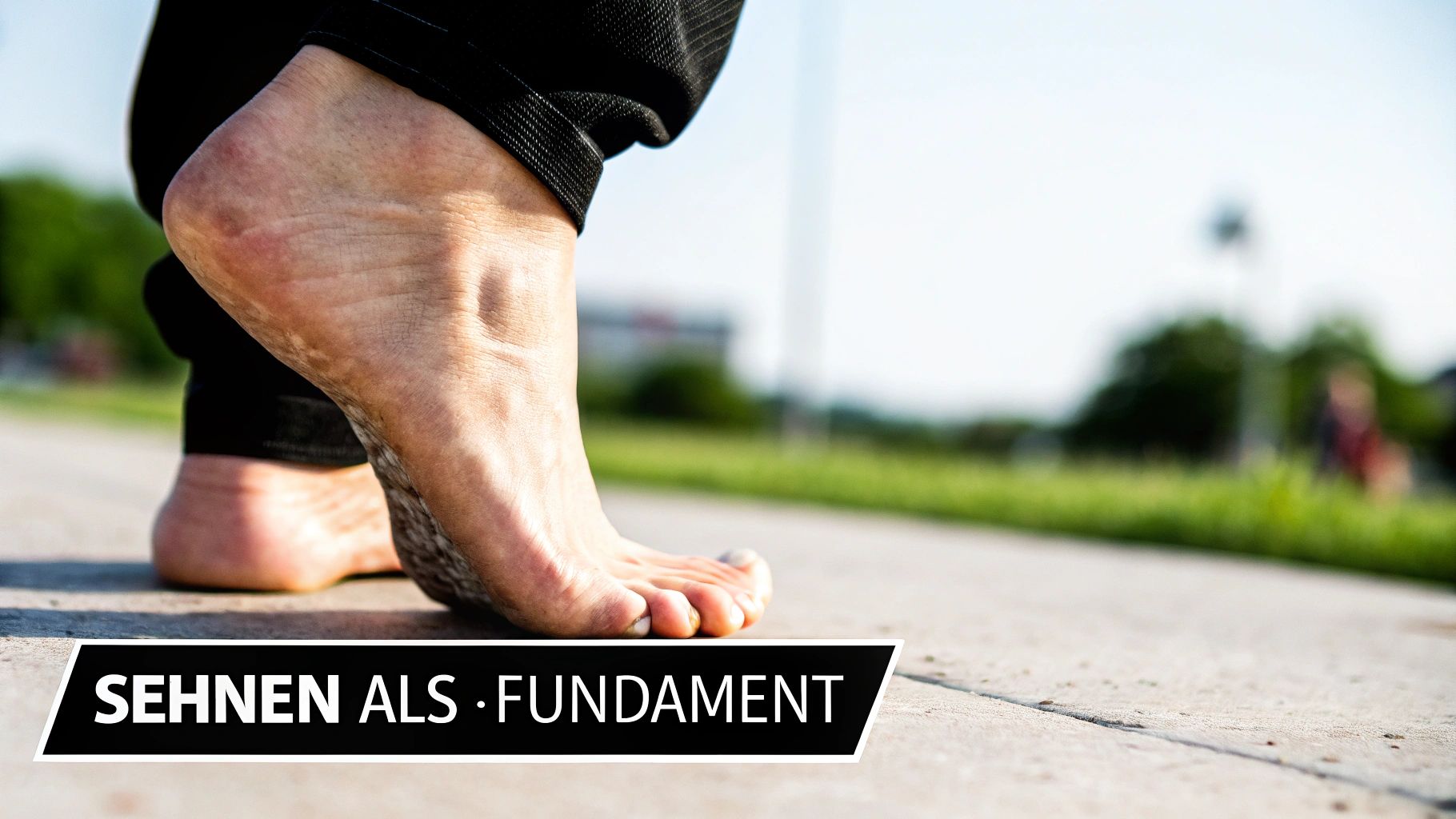 Nahaufnahme eines barfüßigen Fußes, der auf einem Weg geht, mit dem Text "SEHNEN ALS FUNDAMENT".