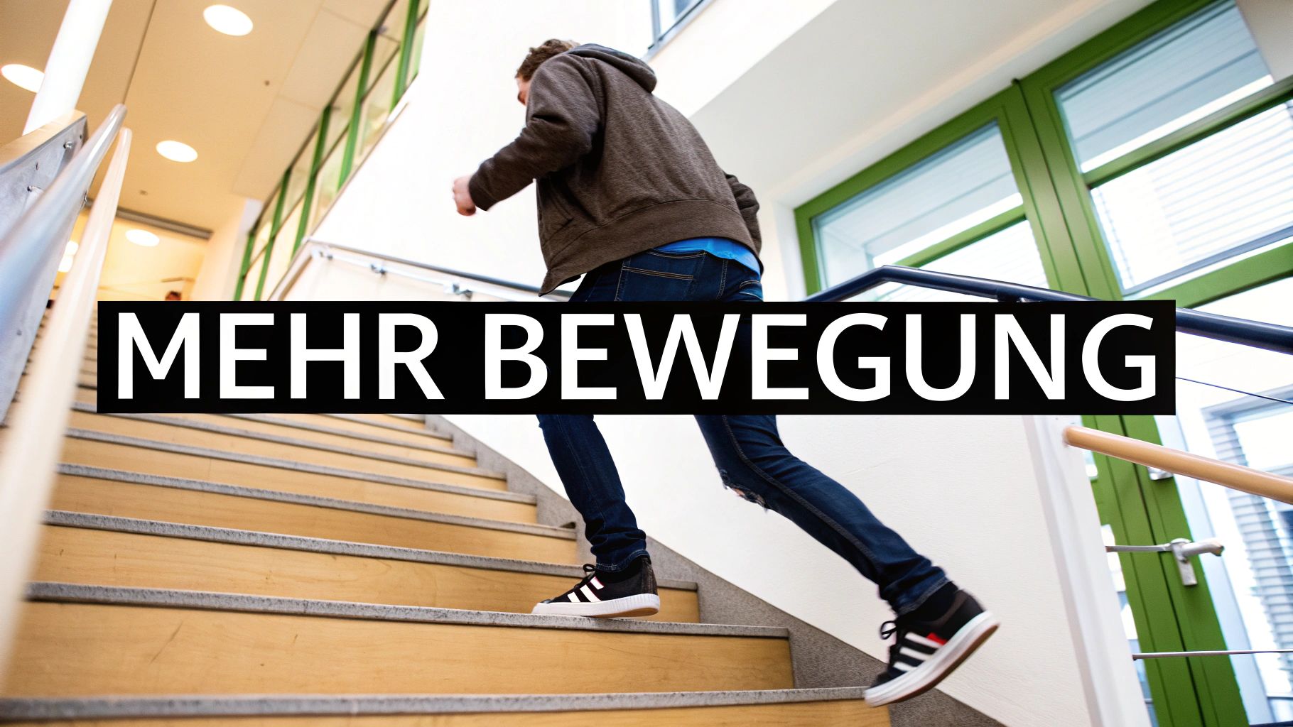 Eine Person bindet ihre Laufschuhe zu, bereit für einen Spaziergang in der Natur