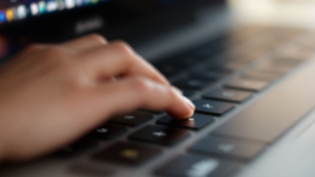 Una pantalla de laptop mostrando líneas de código de la terminal de Linux, simbolizando el control del sistema.