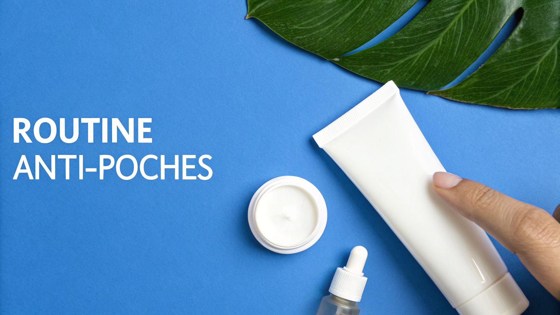 Une routine anti-poches avec produits cosmétiques blancs et feuille verte sur fond bleu.