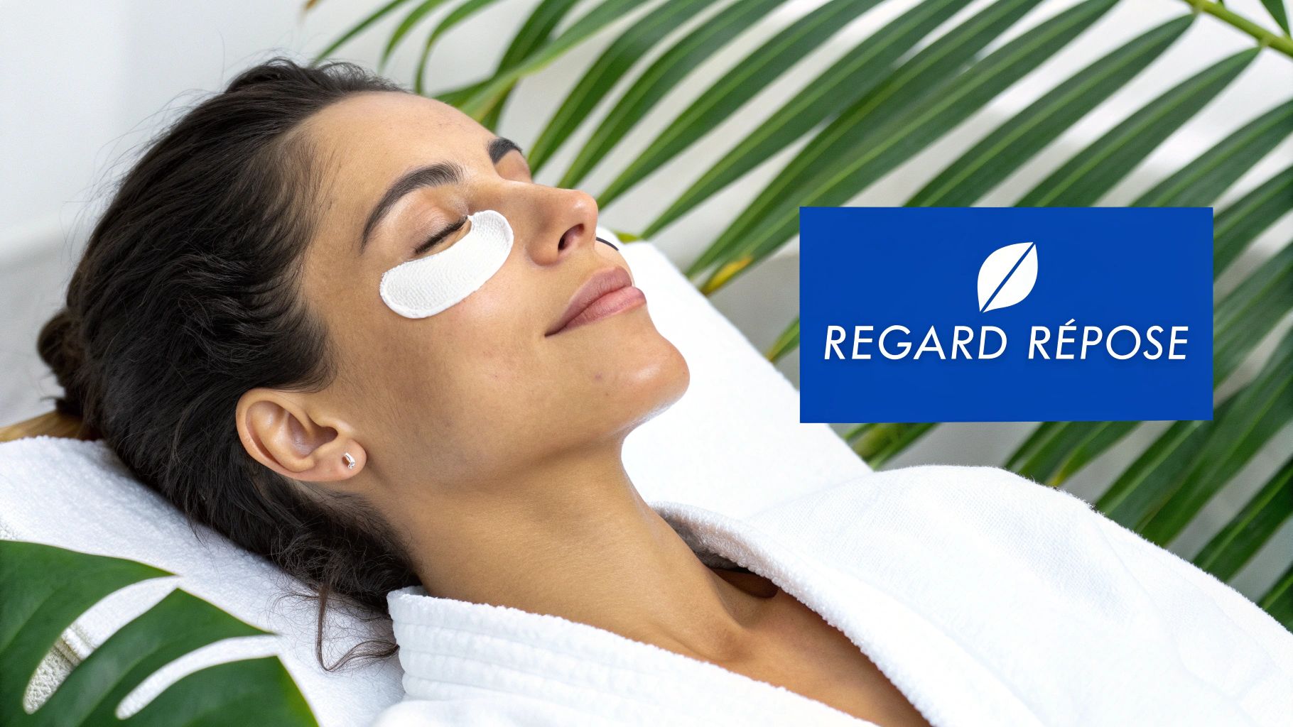 Femme détendue avec des patchs sous les yeux, allongée sur une serviette blanche, fond de feuilles de palmier.