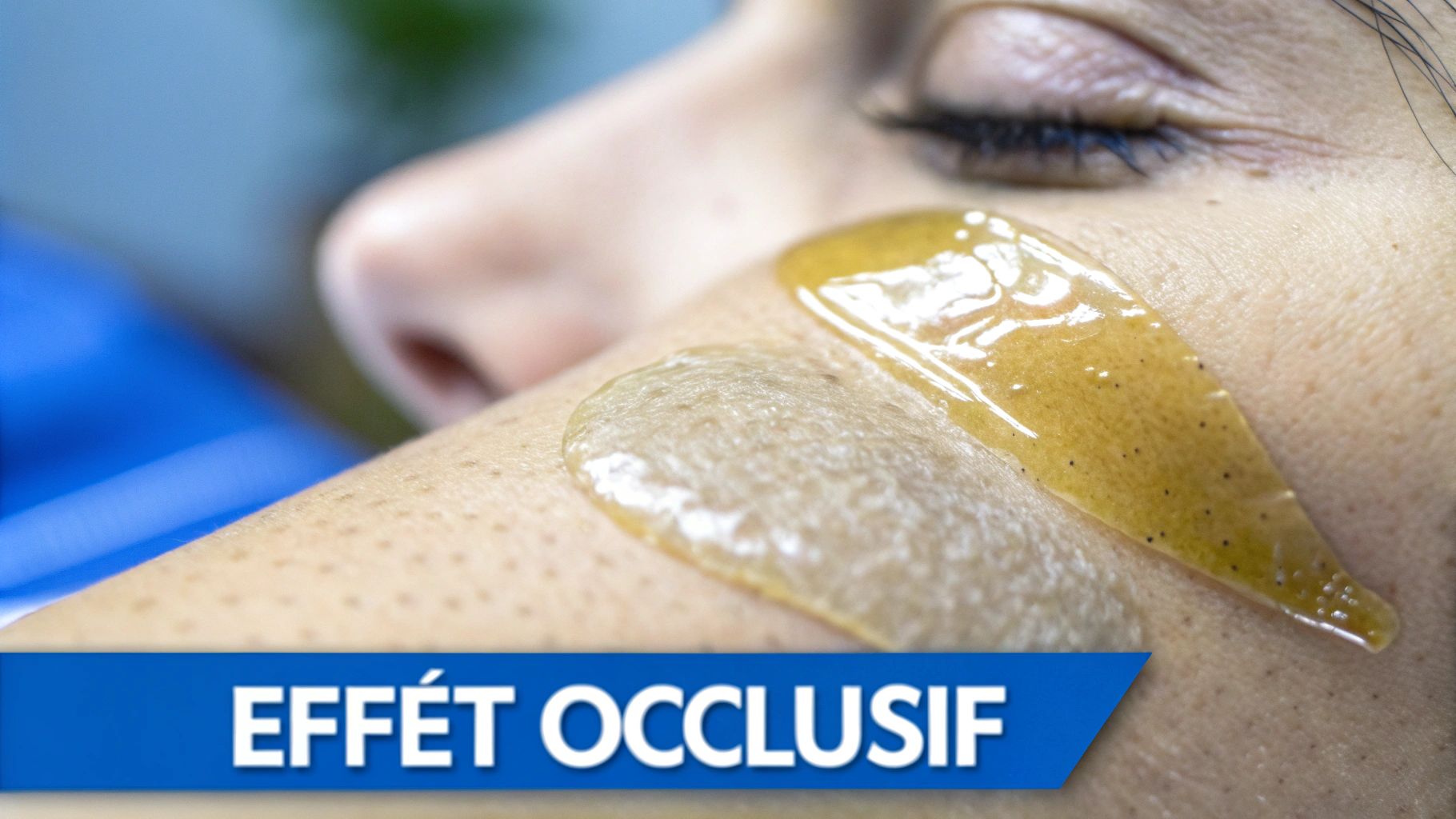 Gros plan sur un visage avec deux masques ou gels cosmétiques appliqués sur la joue, illustrant l'effet occlusif.