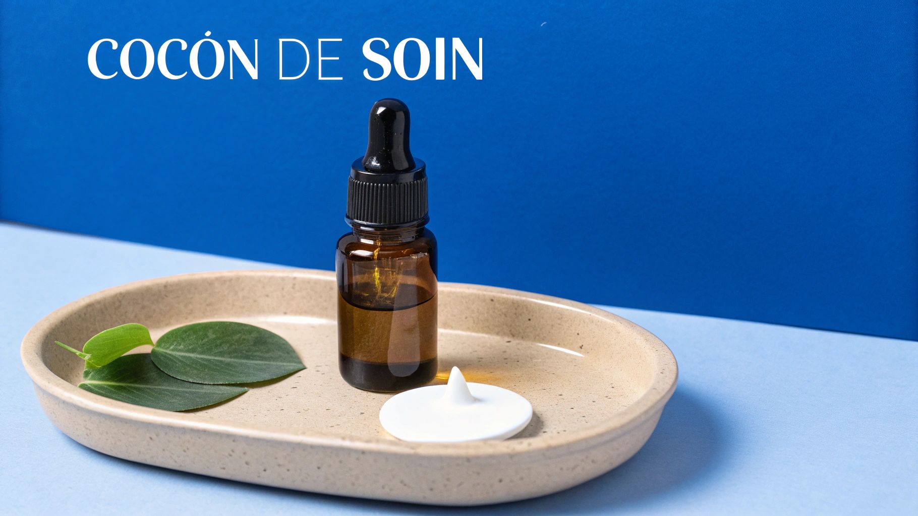 Bouteille de sérum ambrée, feuilles vertes et bougie allumée sur un plateau, avec le texte « COCÓN DE SOIN ».