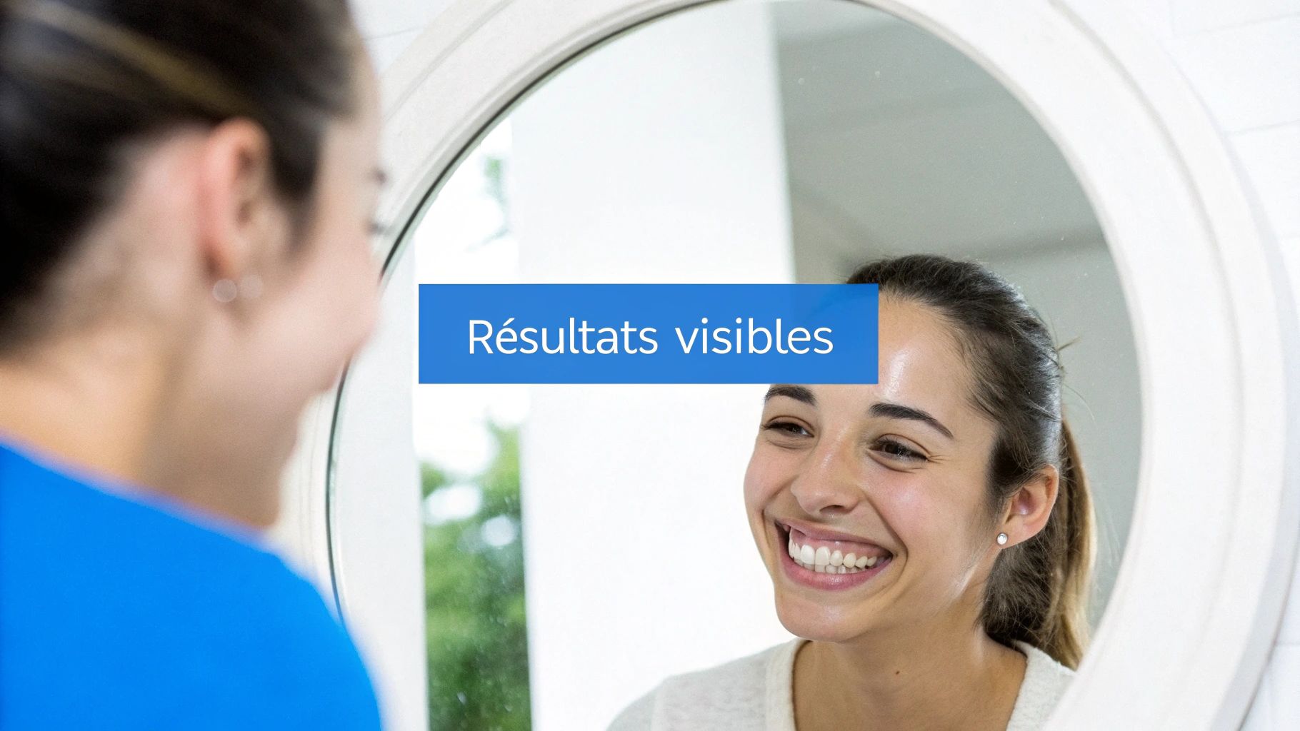 Une femme souriante admire sa propre réflexion dans un miroir, avec le texte "Résultats visibles".