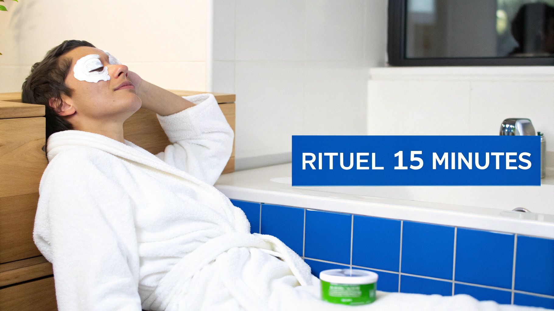 Femme en peignoir blanc avec des masques anti-cernes, se relaxant dans une salle de bain près d'une baignoire bleue, avec une bannière indiquant "RITUEL 15 MINUTES".