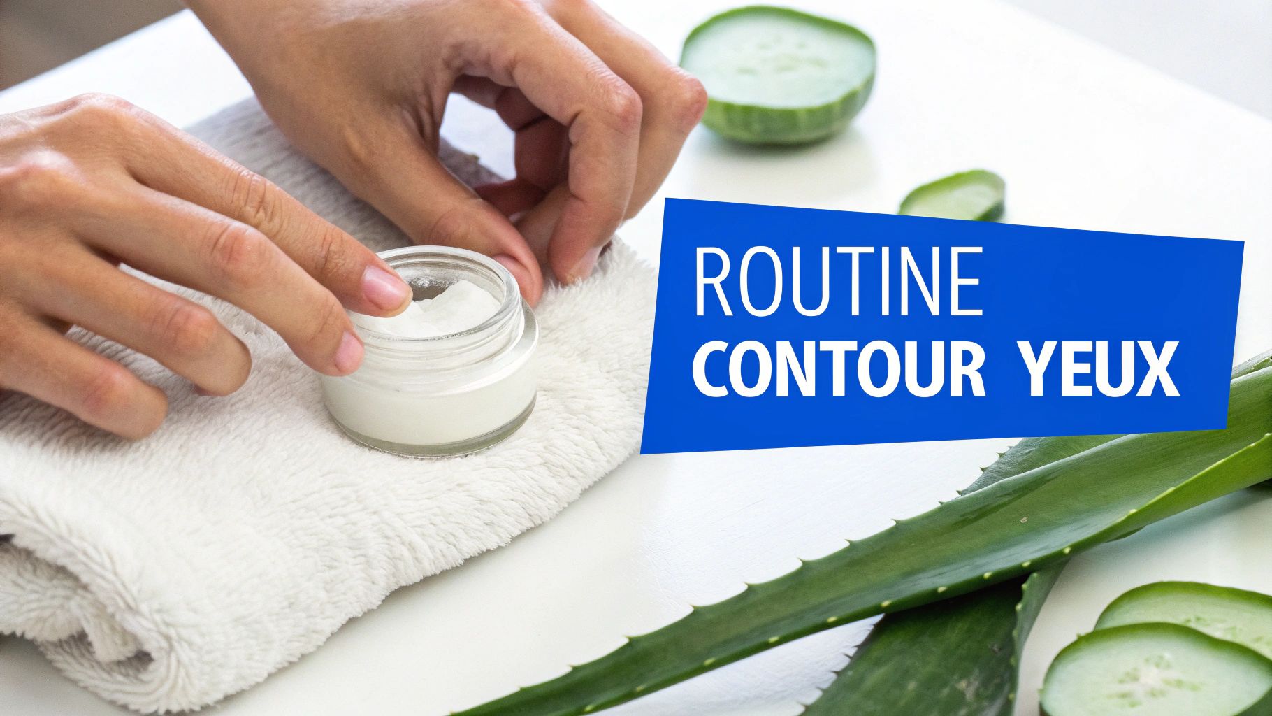 Mains appliquant de la crème sur une serviette, avec de l'aloe vera et du concombre pour une routine contour des yeux.