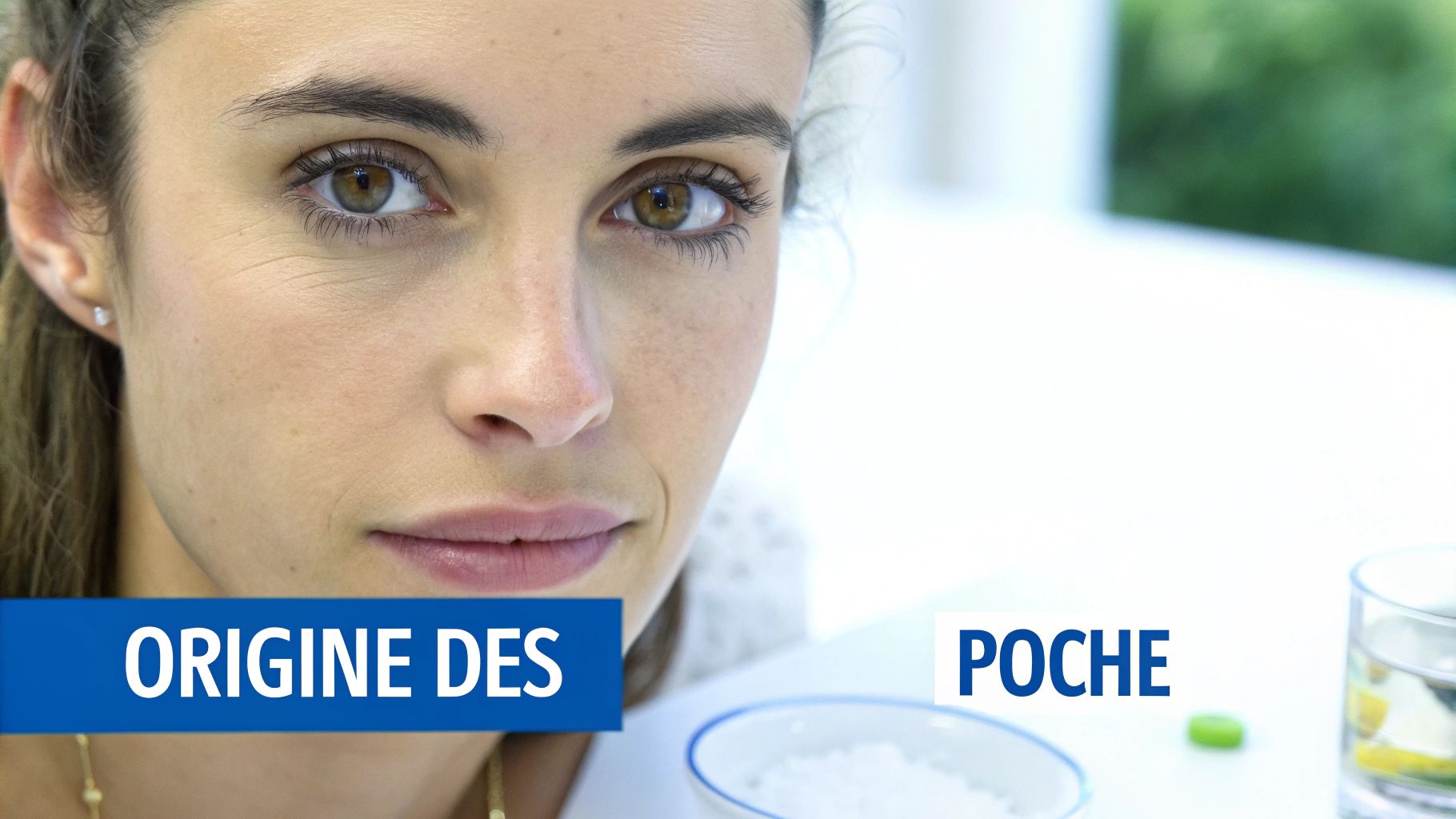 Gros plan sur le visage d'une femme avec le texte bleu et blanc 'ORIGINE DES POCHE' superposé.