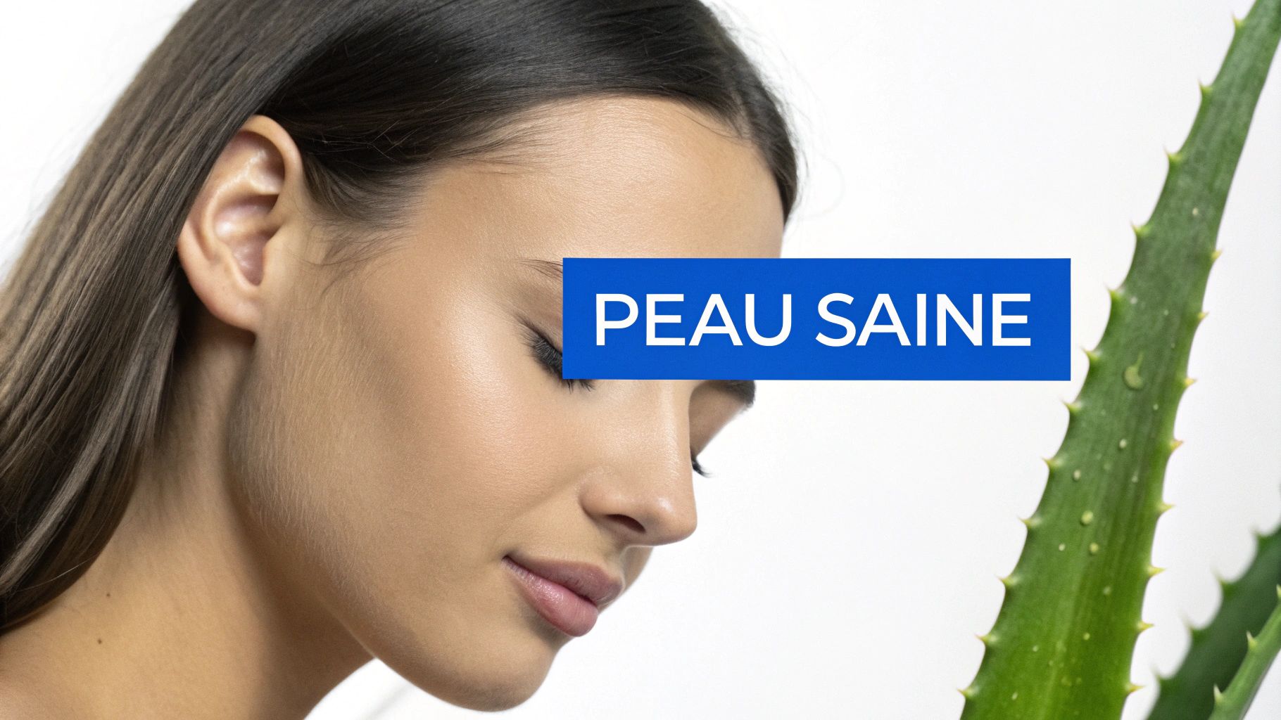 Une femme avec une peau lisse et des yeux fermés, un bandeau bleu indique 'PEAU SAINE' à côté d'une plante d'aloe vera.