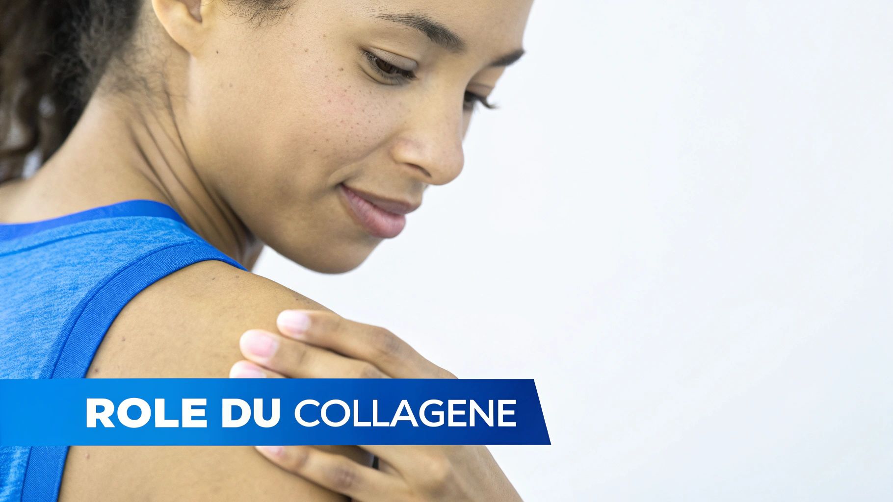 Une femme souriante en débardeur bleu, touchant son épaule, avec un texte sur le rôle du collagène.