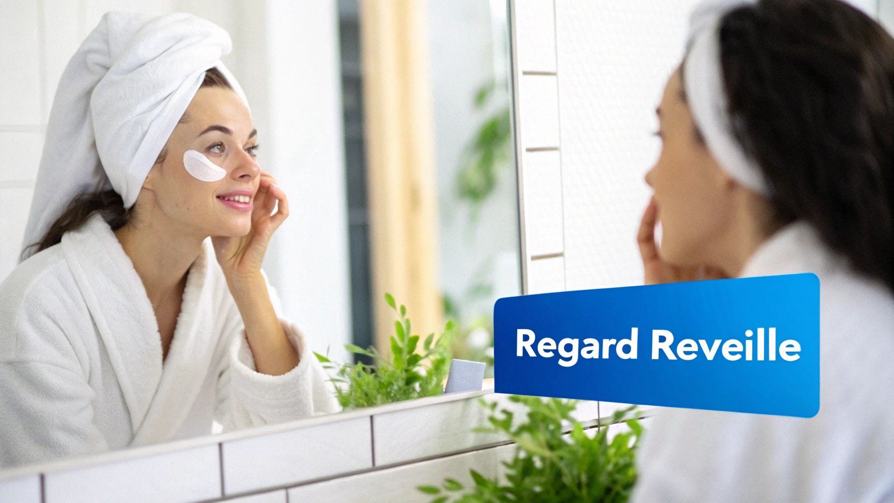 Une femme souriante, avec une serviette sur la tête et un peignoir, applique un masque sous les yeux devant un miroir.