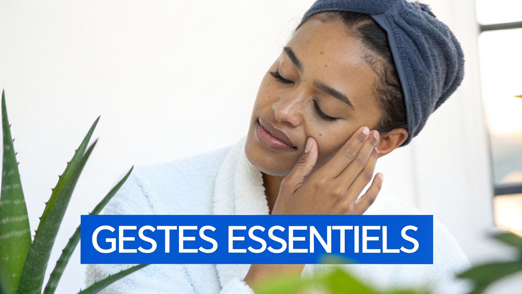 Femme sereine aux yeux fermés, appliquant délicatement un soin sur son visage, avec une plante d'aloe vera.