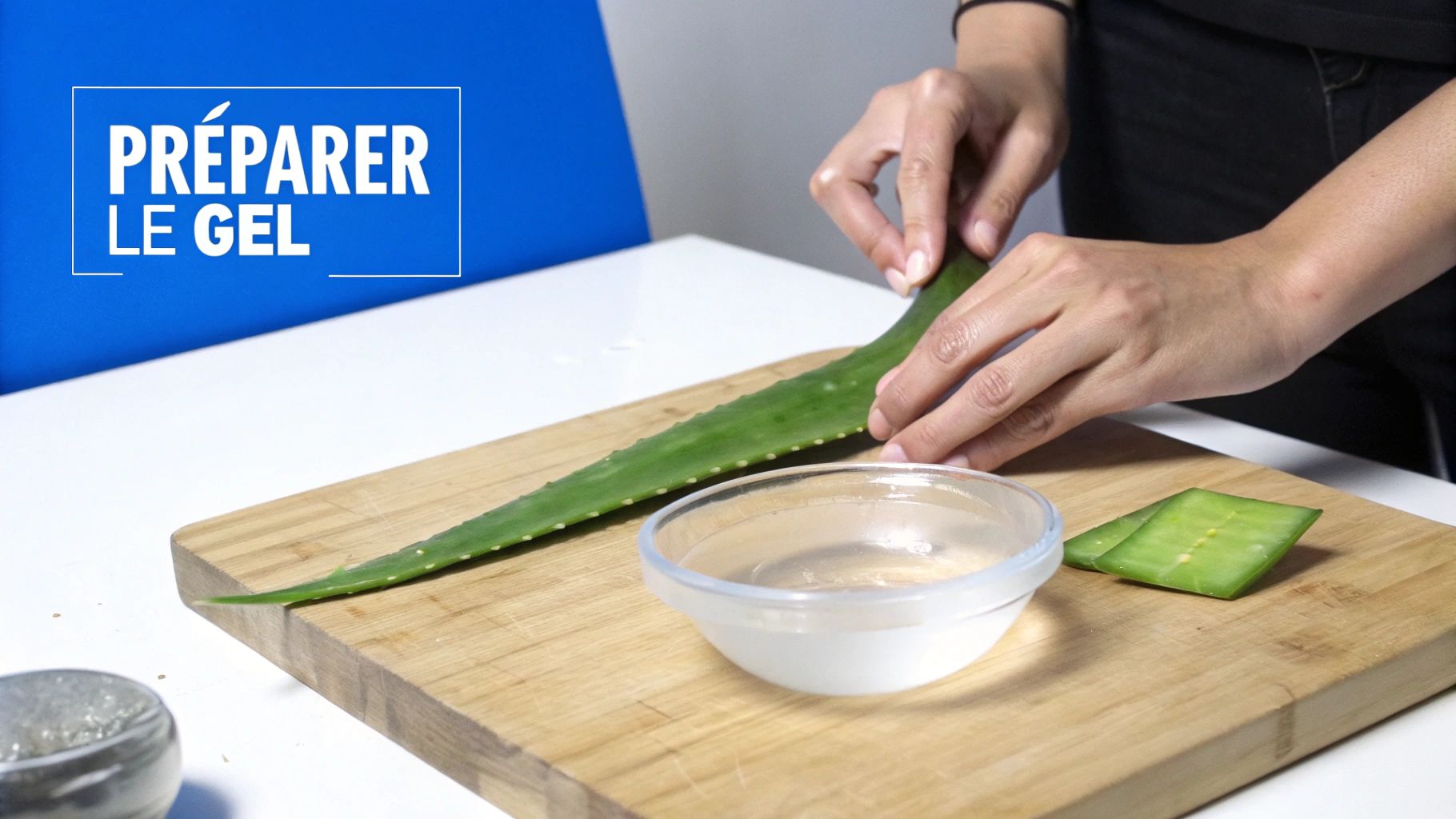 Des mains préparent du gel d'aloe vera sur une planche en bois, avec une feuille d'aloès et un bol de gel.