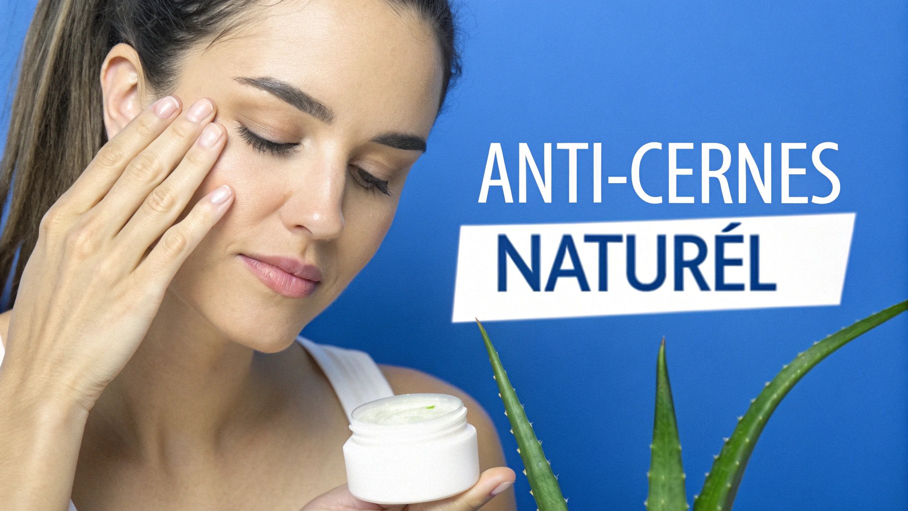 Une femme applique une crème anti-cernes naturelle à base d'aloe vera sur son visage, sur fond bleu.