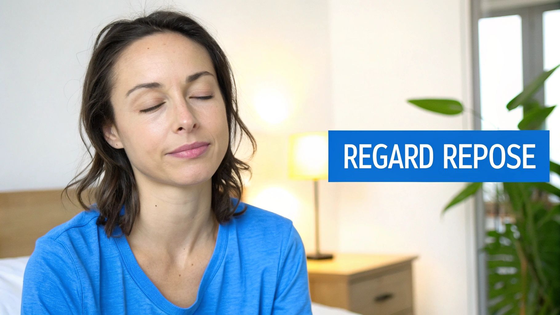 Une femme aux yeux fermés, en t-shirt bleu, se repose dans une chambre lumineuse. Une bannière bleue indique "REGARD REPOSE".