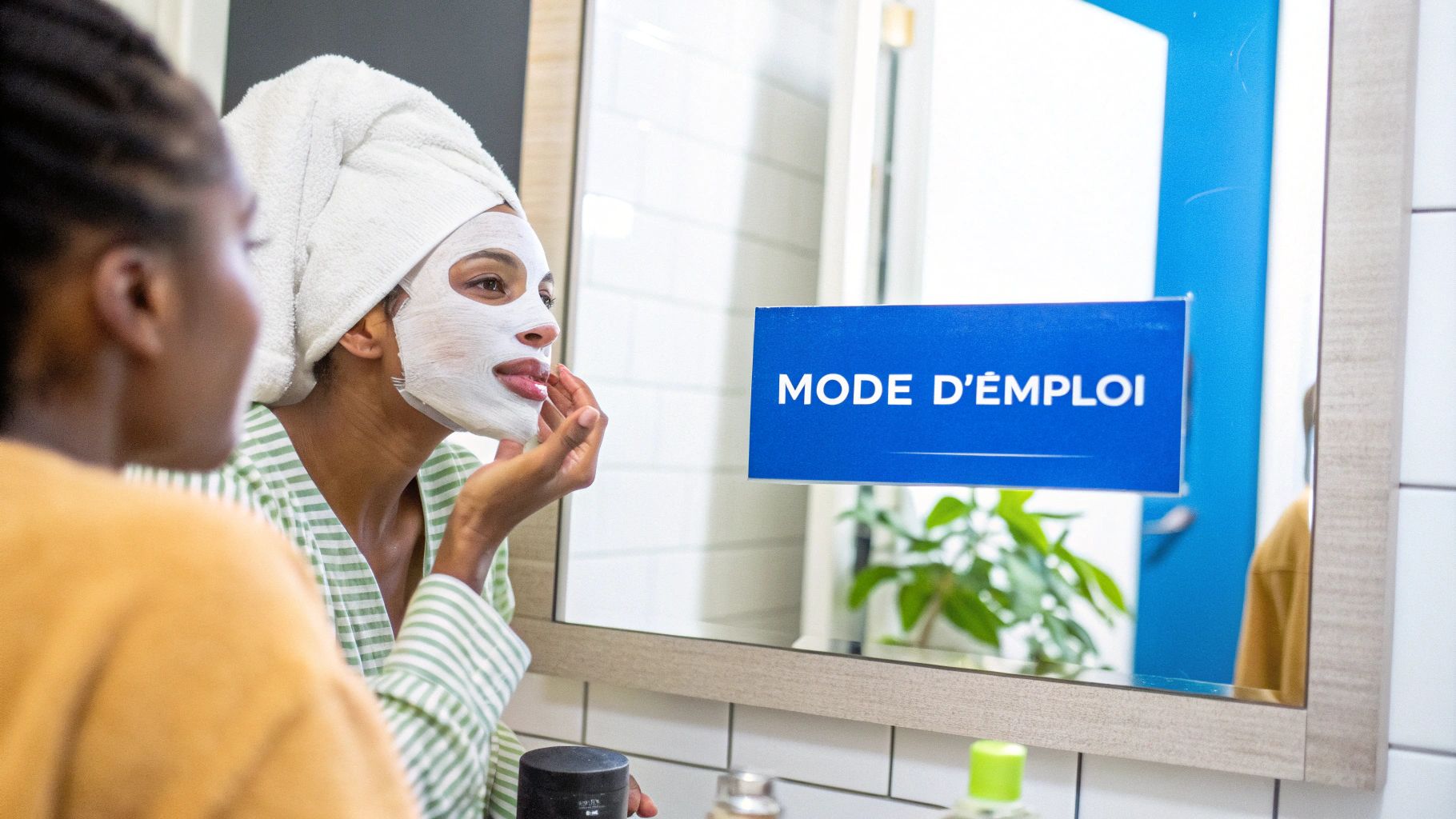 Une femme applique un masque facial, un turban sur la tête, se regardant dans un miroir reflétant "MODE D'EMPLOI".