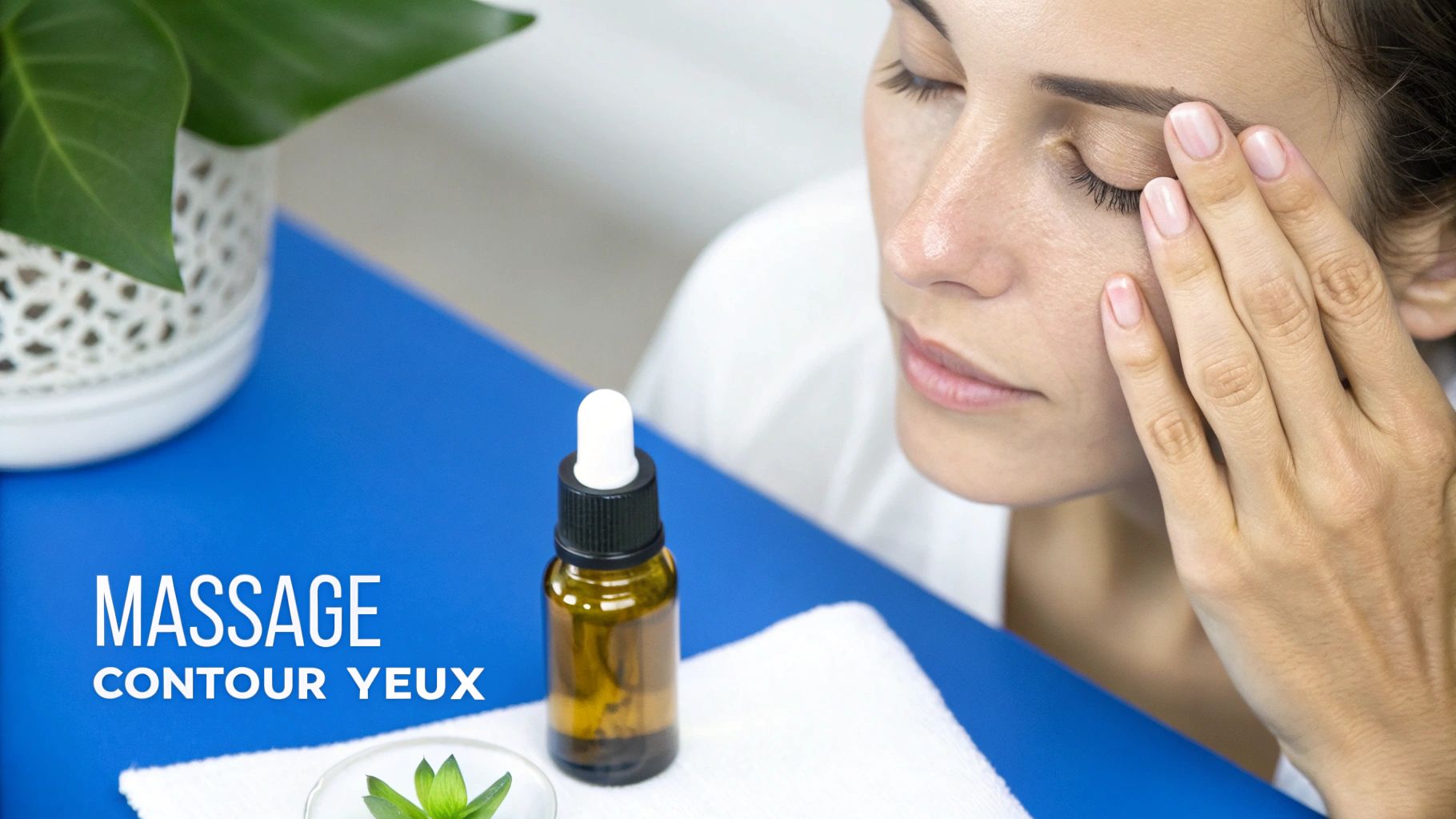 Femme réalisant un massage doux du contour des yeux avec un sérum hydratant, favorisant le drainage lymphatique.