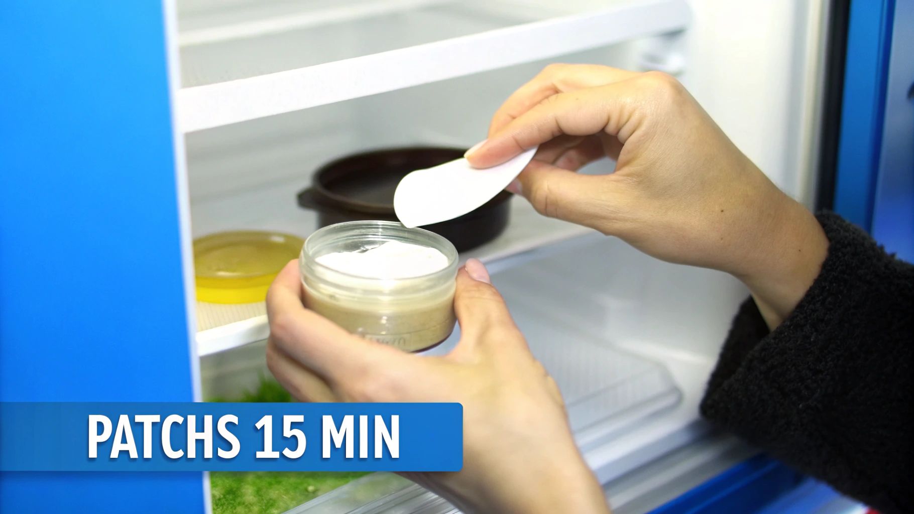 Une personne sort des patchs rafraîchissants d'un pot dans un réfrigérateur pour application.