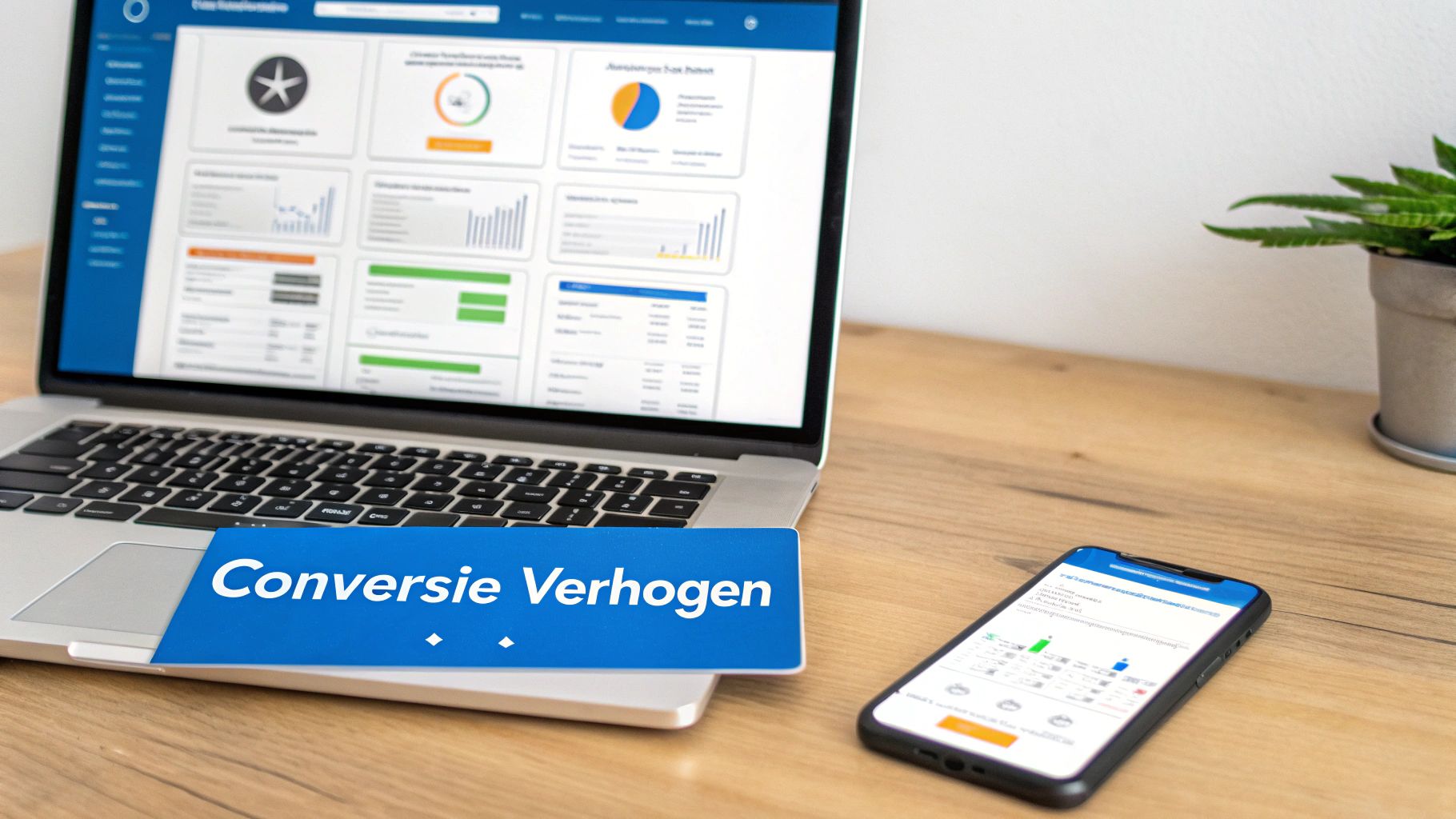 Een laptop en smartphone op een houten bureau, beide tonen zakelijke dashboards en grafieken. Een blauwe kaart met 'Conversie Verhogen' ligt op de laptop.
