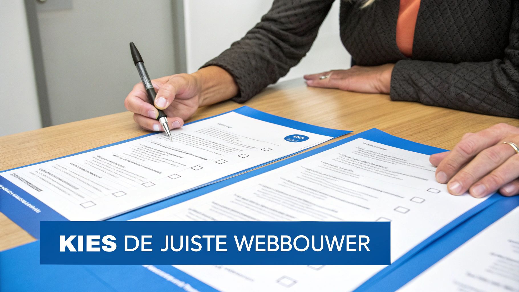 Vrouw vult een formulier in om de juiste webbouwer te kiezen, met documenten op een houten bureau.
