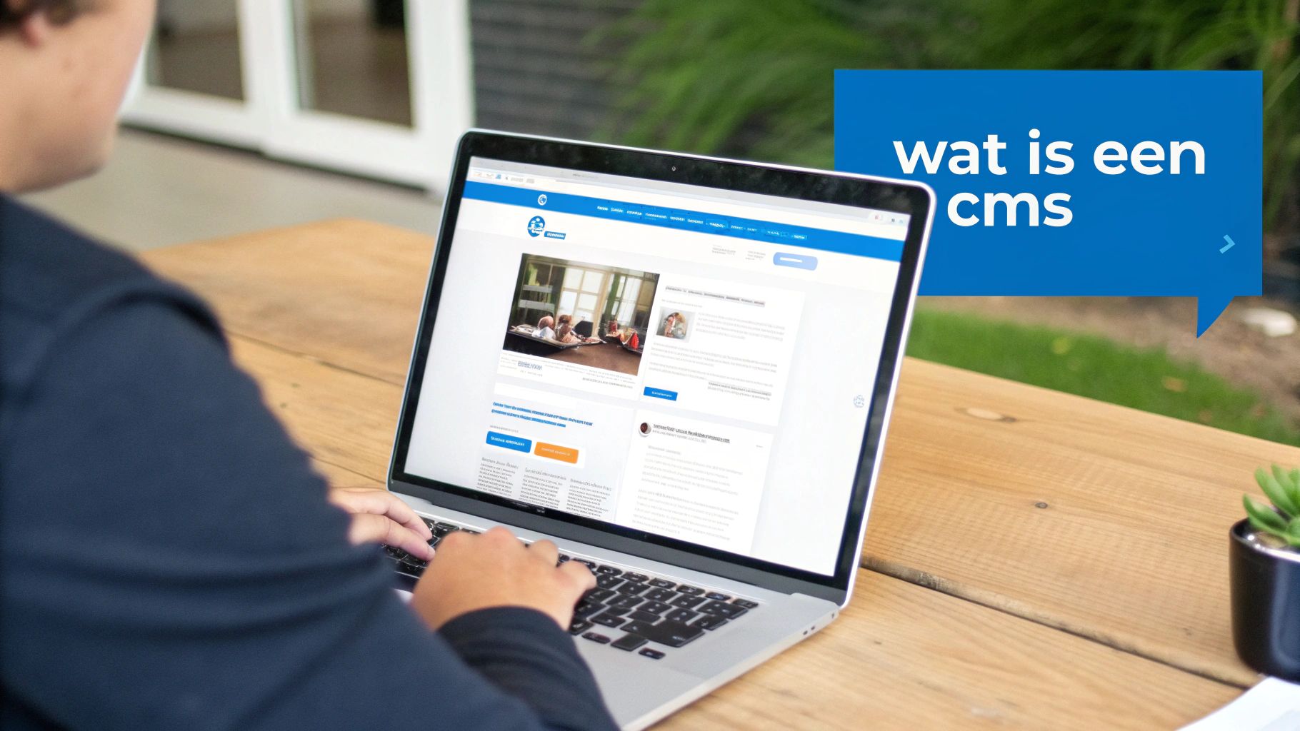 Een persoon typt op een laptop met een website over CMS op een houten tafel, met tekst 'wat is een cms'.