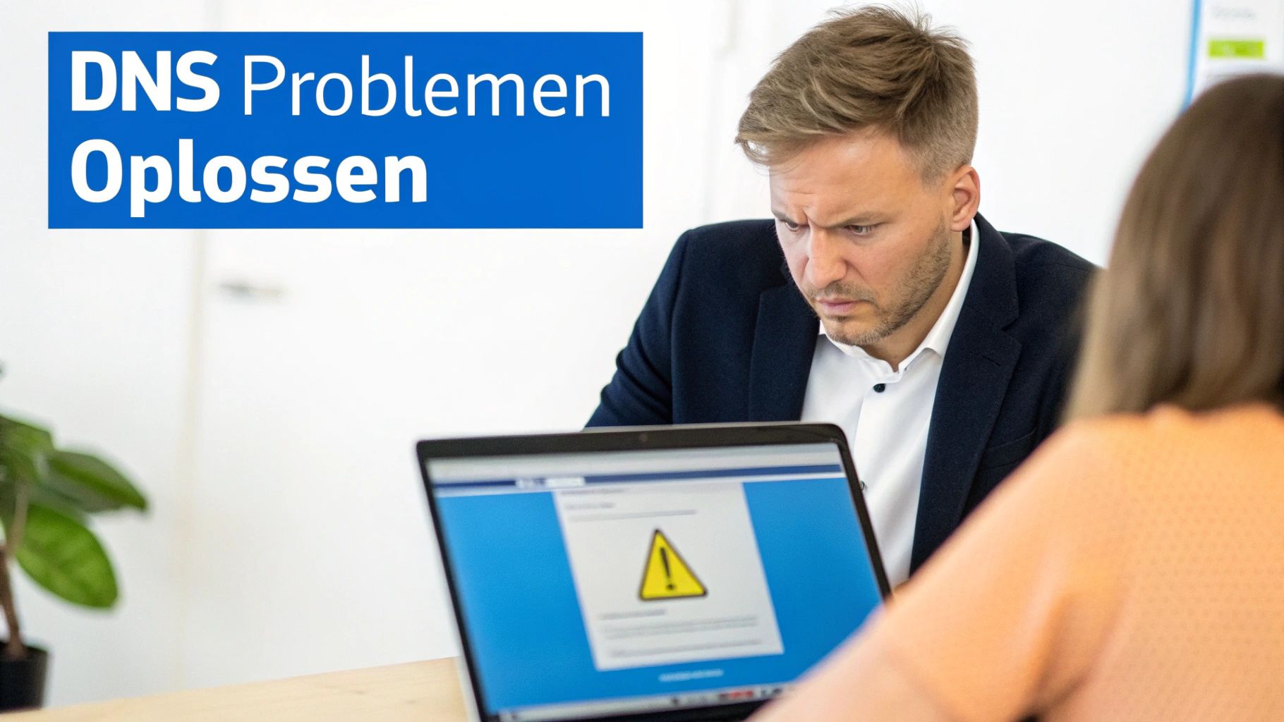 Man kijkt geconcentreerd naar een laptop met een DNS foutmelding en de tekst 'DNS Problemen Oplossen'.