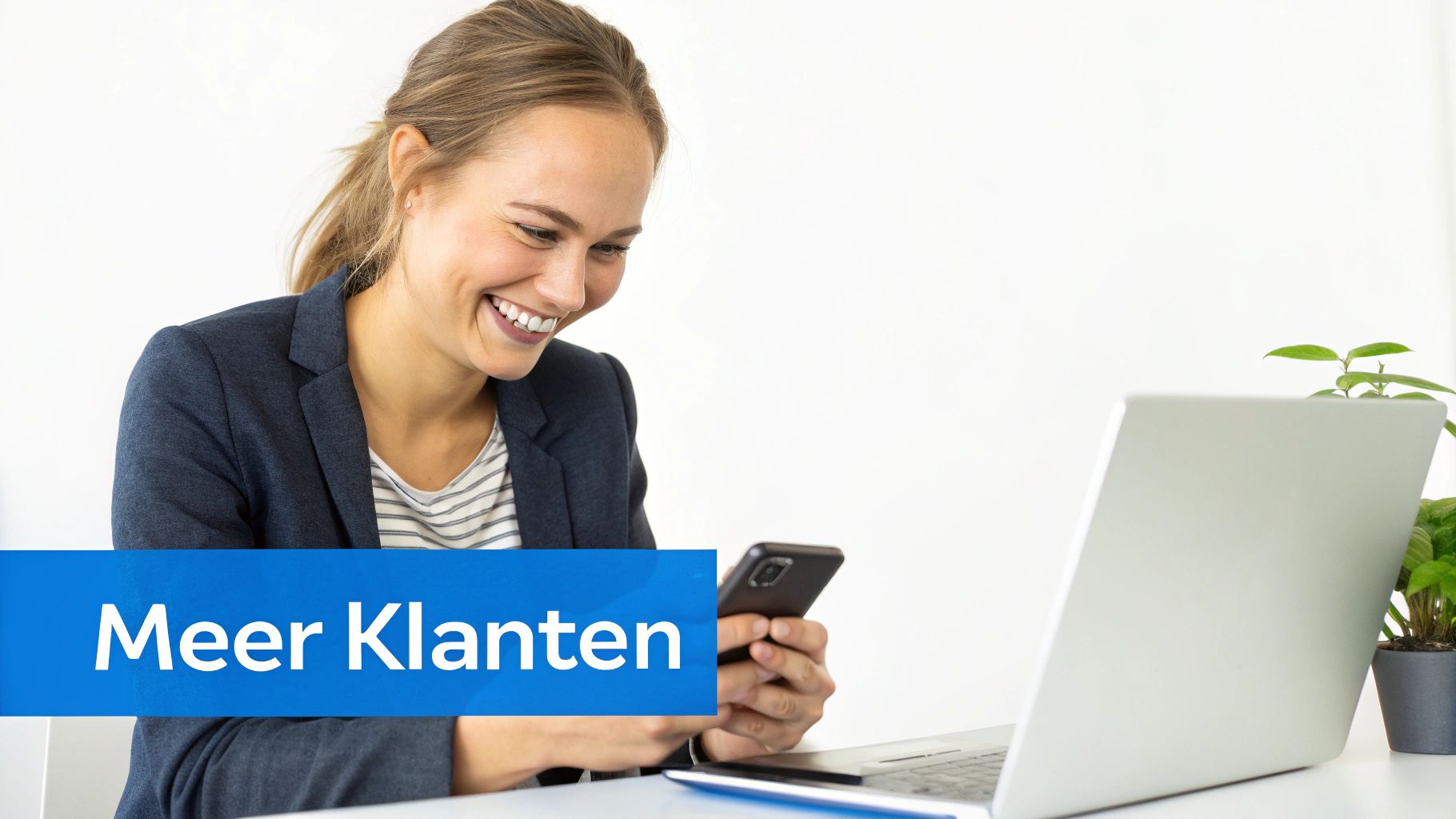 Lachende zakenvrouw kijkt op haar telefoon aan een bureau, met laptop en plant. Tekst: Meer Klanten.