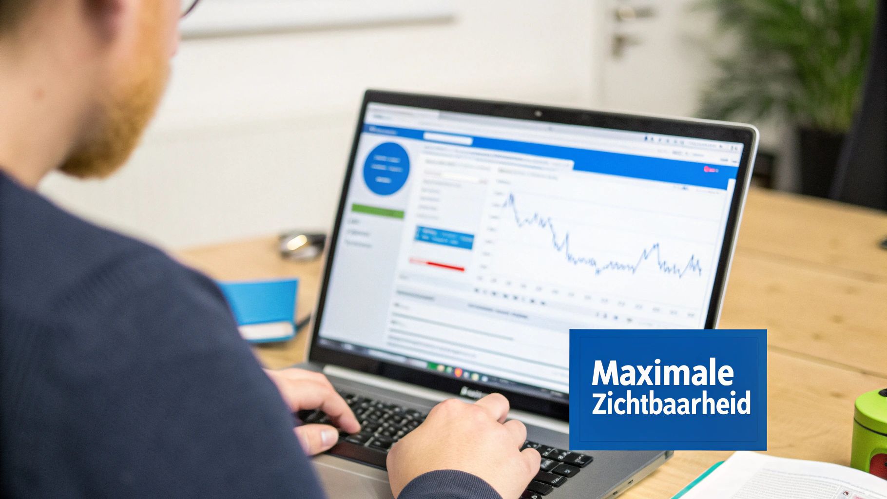 Man analyseert data op laptop met grafieken en de boodschap 'Maximale Zichtbaarheid' op het scherm.