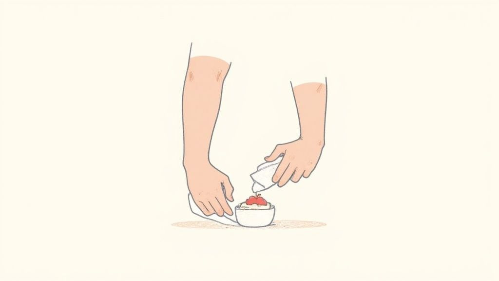 Une personne se préparant à insérer une boule quies, avec une mise au point sur la main et l'oreille.