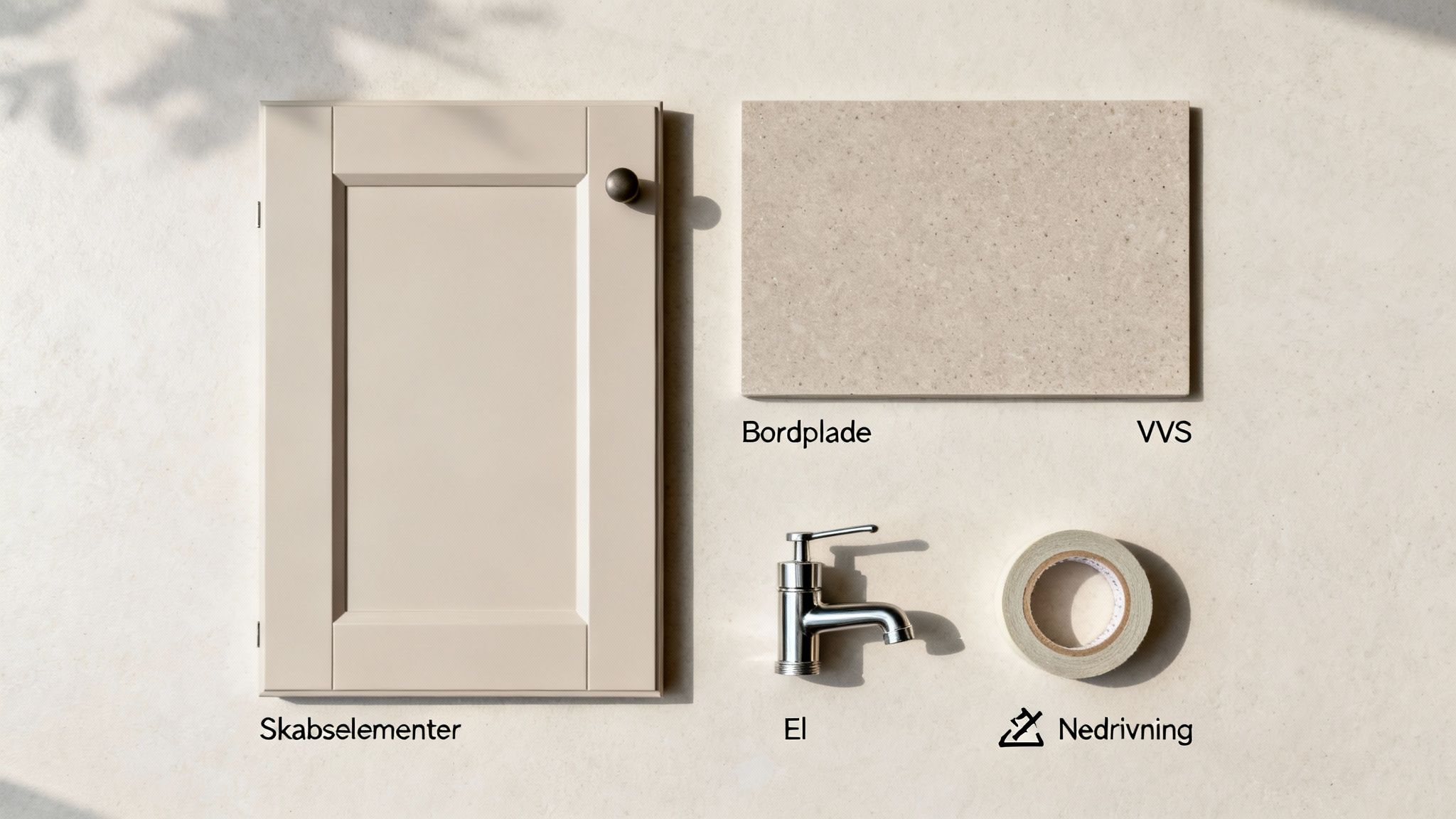 Et udvalg af materialer til et køkkenprojekt, herunder skabslåge, bordplade, armatur og værktøj.