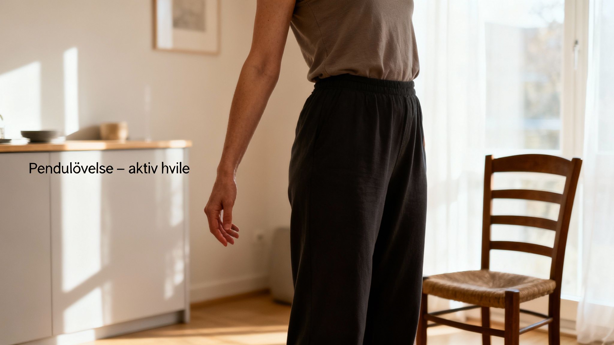 En person i behageligt tøj står i et lyst rum med teksten 'Penduløvelse – aktiv hvile'.
