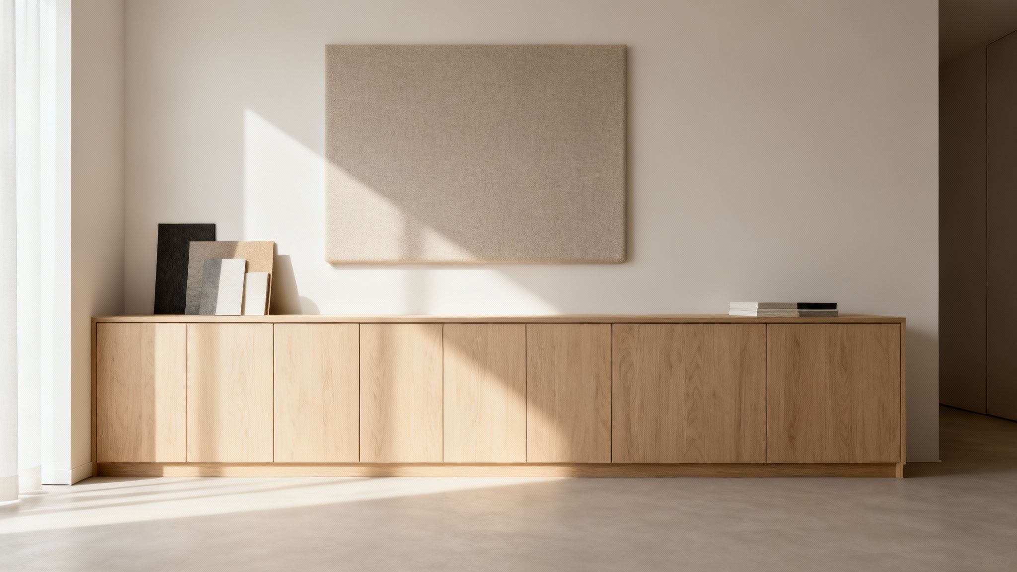 Moderne tømrer der monterer akustikpaneler