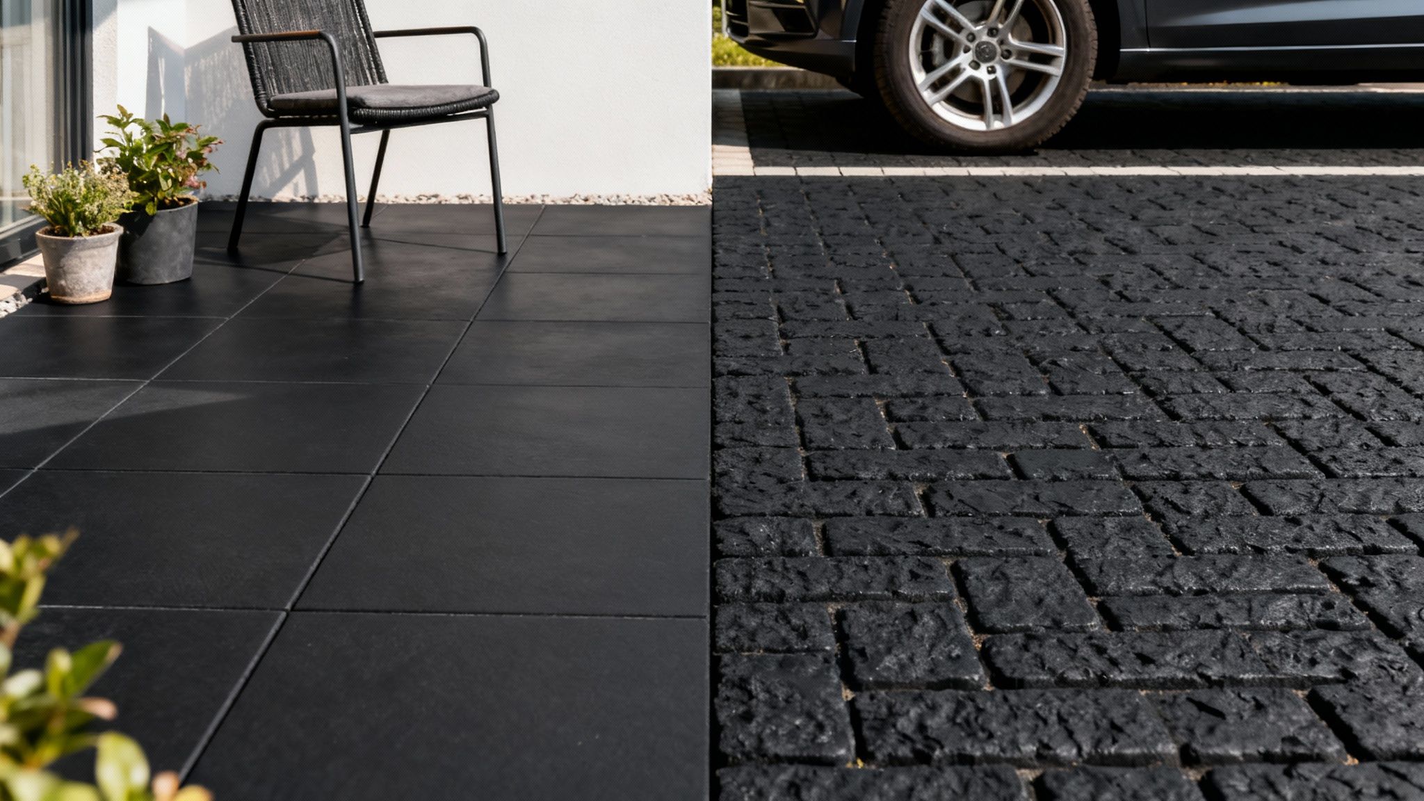 Sorte fliser anvendt til en moderne indkørsel og terrasse
