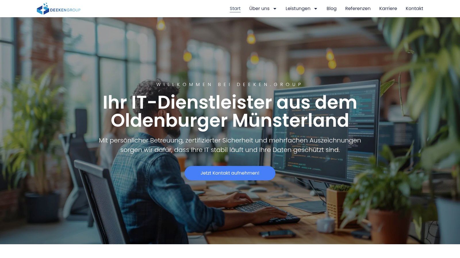 Ein IT-Experte arbeitet konzentriert an einem Server-Rack, was die technische Kompetenz von Deeken.Technology GmbH symbolisiert.