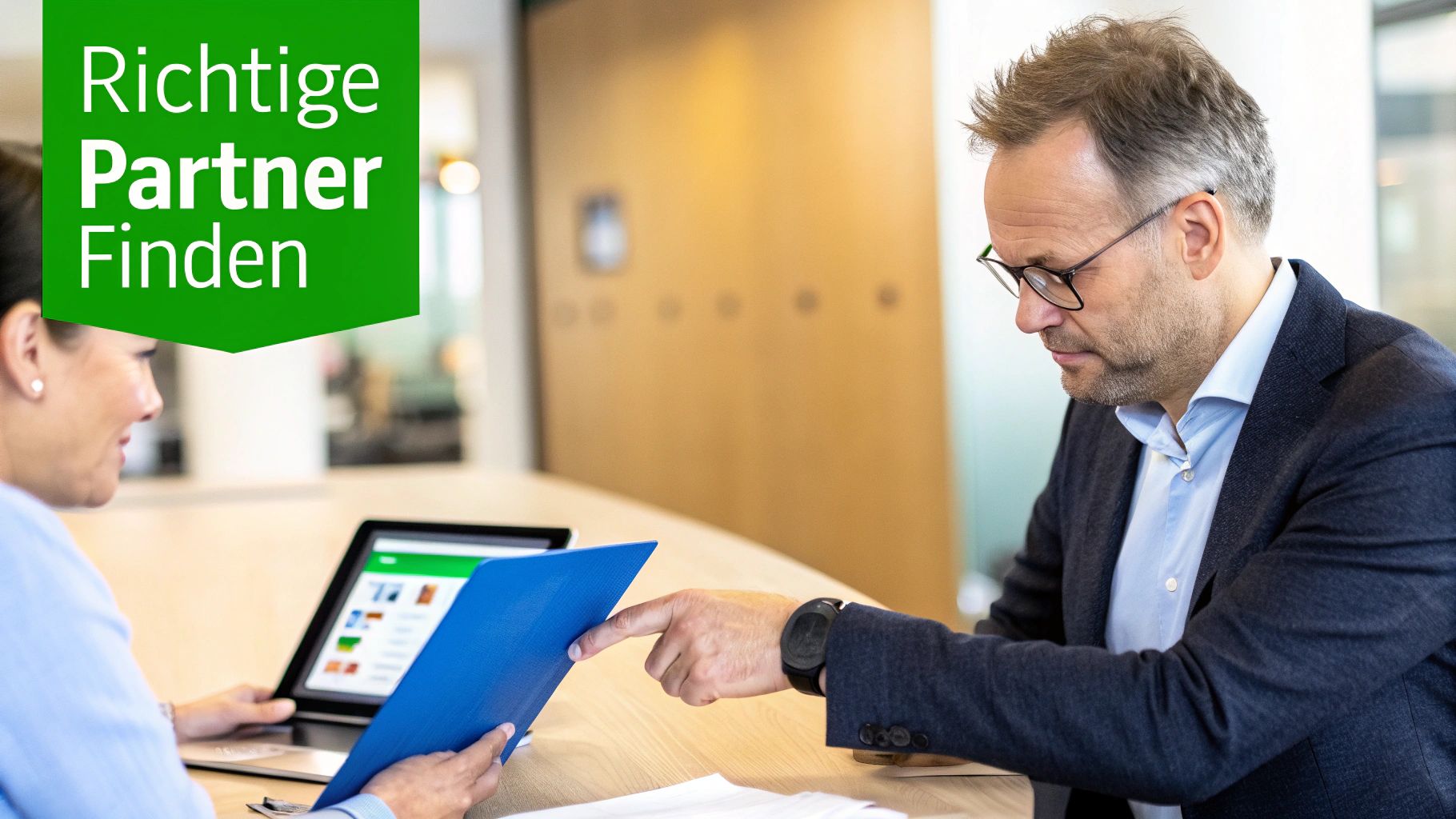 Zwei Personen bei einem Geschäftstermin, der Mann zeigt auf einen blauen Ordner, im Hintergrund steht 'Richtige Partner Finden'.