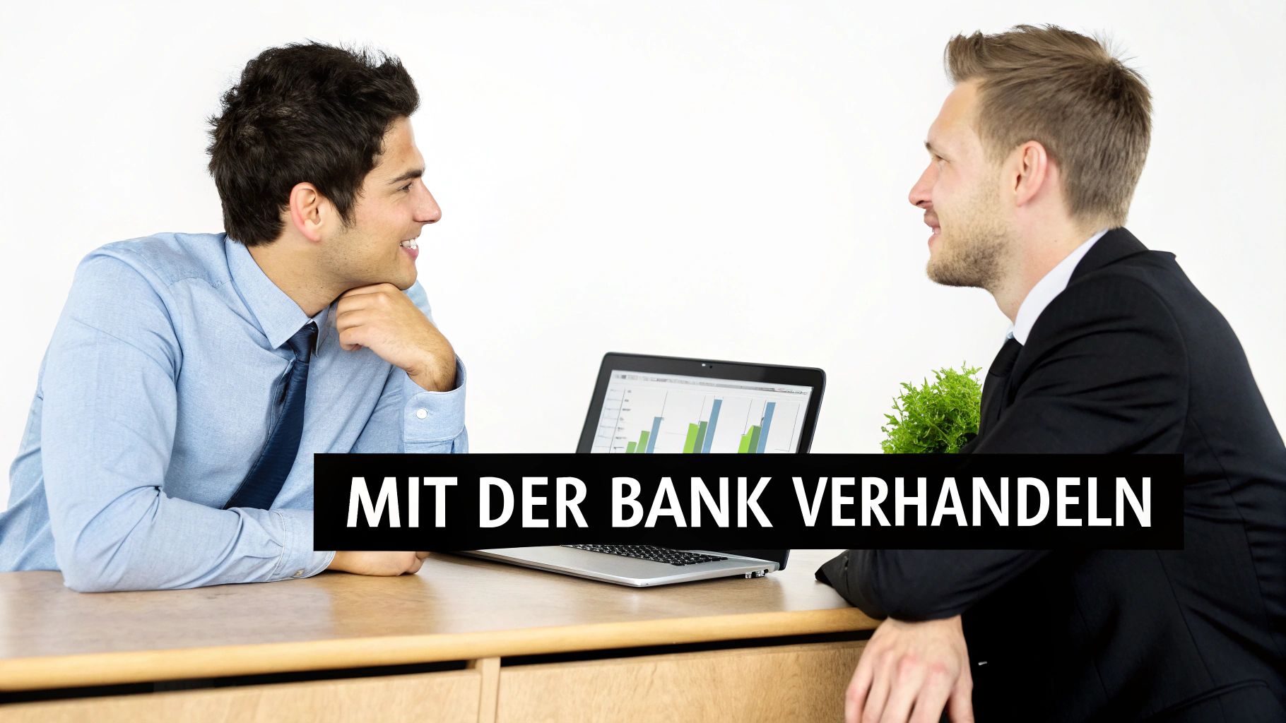 Geschäftsmänner besprechen Finanzen vor einem Laptop mit Grafiken. Sie scheinen mit der Bank zu verhandeln.