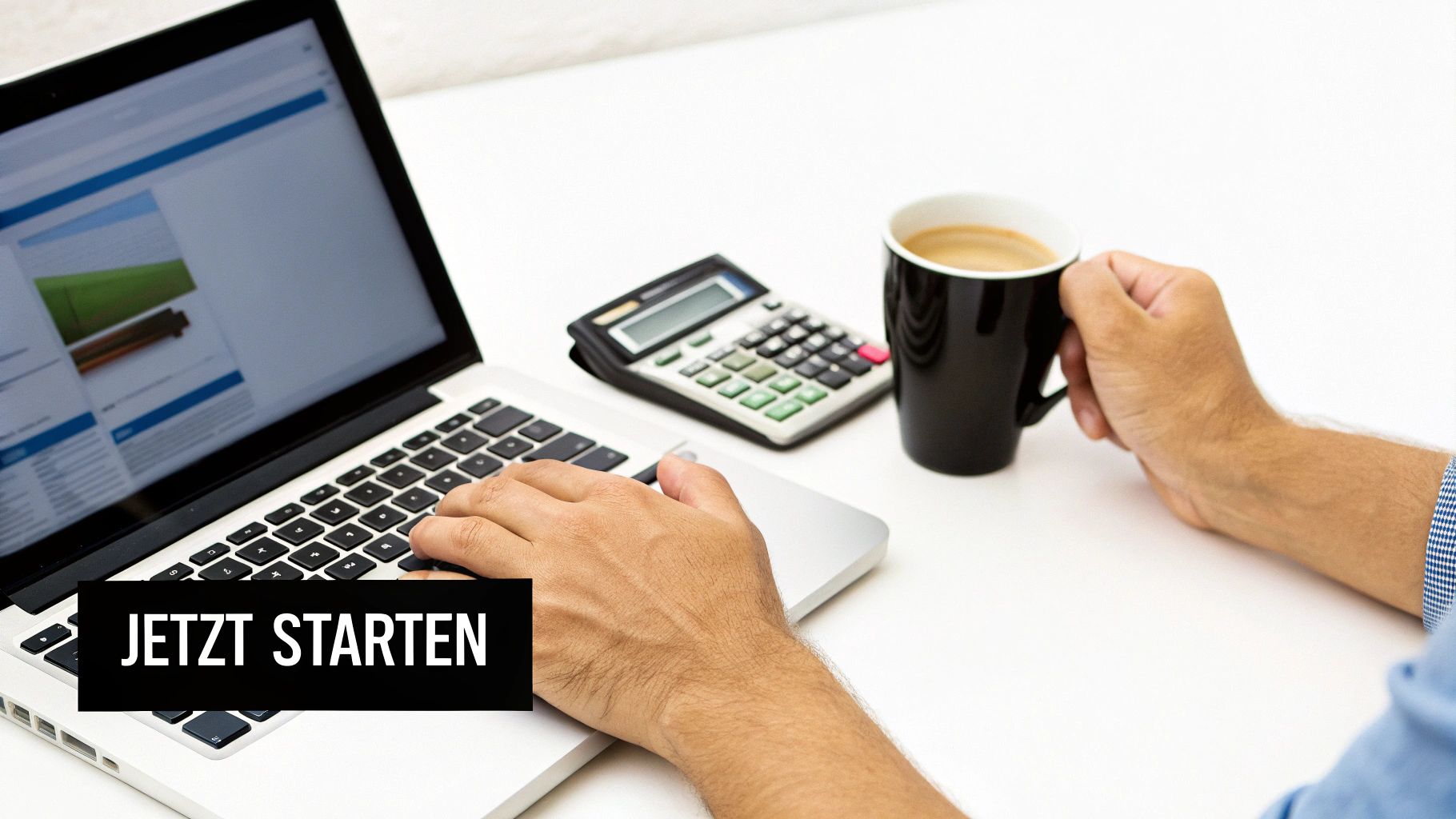 Ein Mann arbeitet am Laptop, mit Rechner und Kaffee auf dem Schreibtisch und dem Schriftzug 'JETZT STARTEN'.