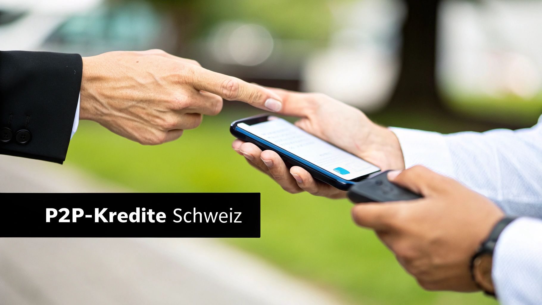 Zwei Hände interagieren mit einem Smartphone, das P2P-Kredite in der Schweiz darstellt.