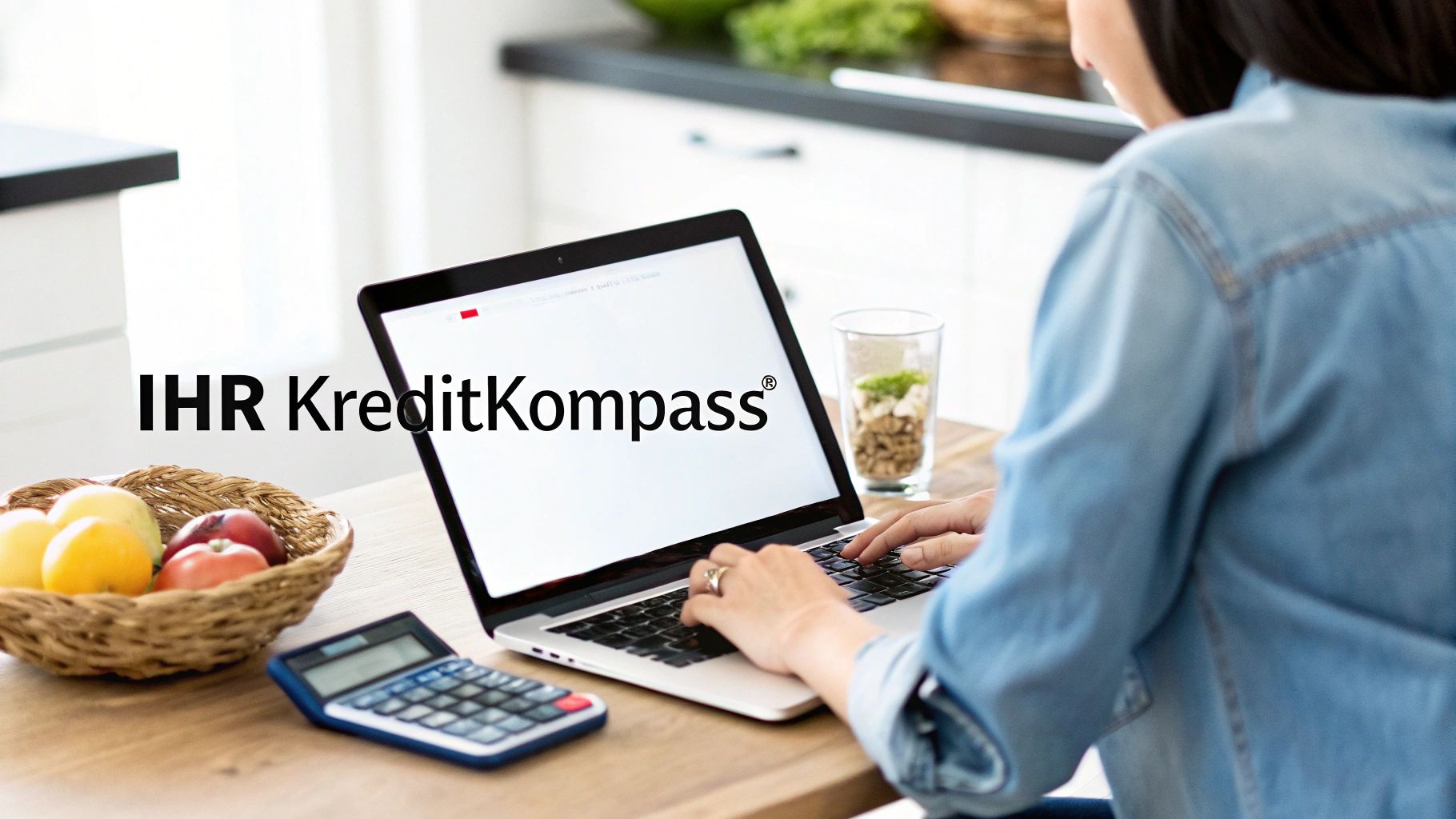Person arbeitet am Laptop an einem Holztisch mit Obstkorb und Taschenrechner; Overlay-Text: IHR KreditKompass®.